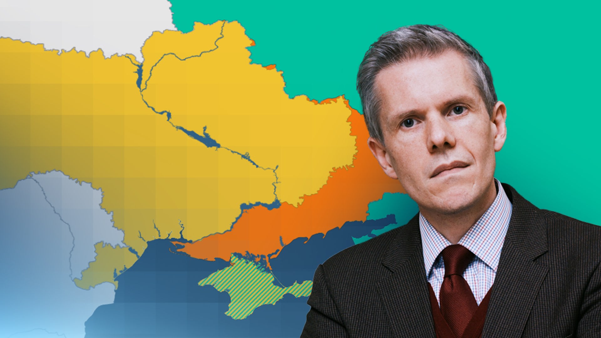 Bildausschnitt von Militärökonom Marcus Keupp im Anzug mit schwarzem Jackett und bordeaux-farbener Krawatte vor einer Karte der Ukraine und Russland und eingezeichnetem Frontenverlauf.