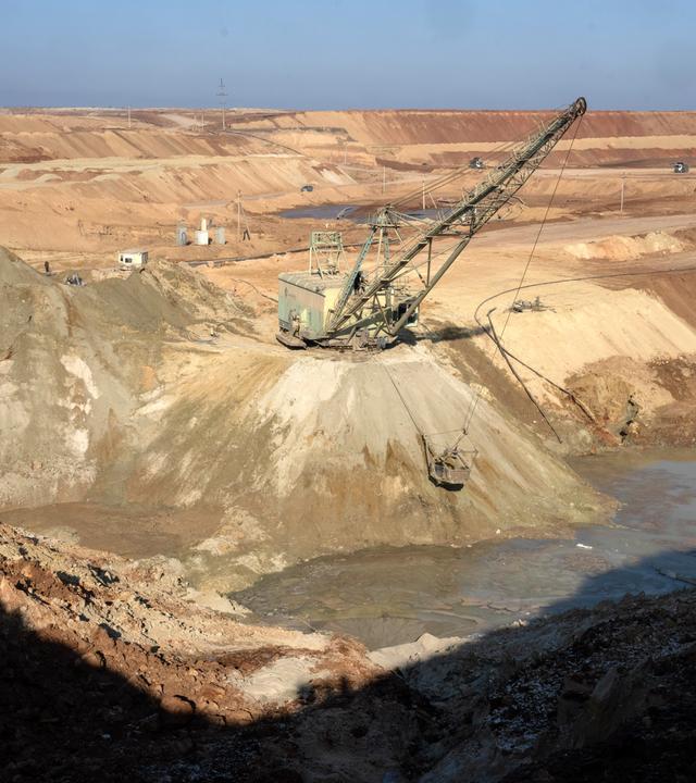 Blick auf einen Ilmenit-Tagebau in einer Schlucht in der Region Kirowohrad in der Ukraine.