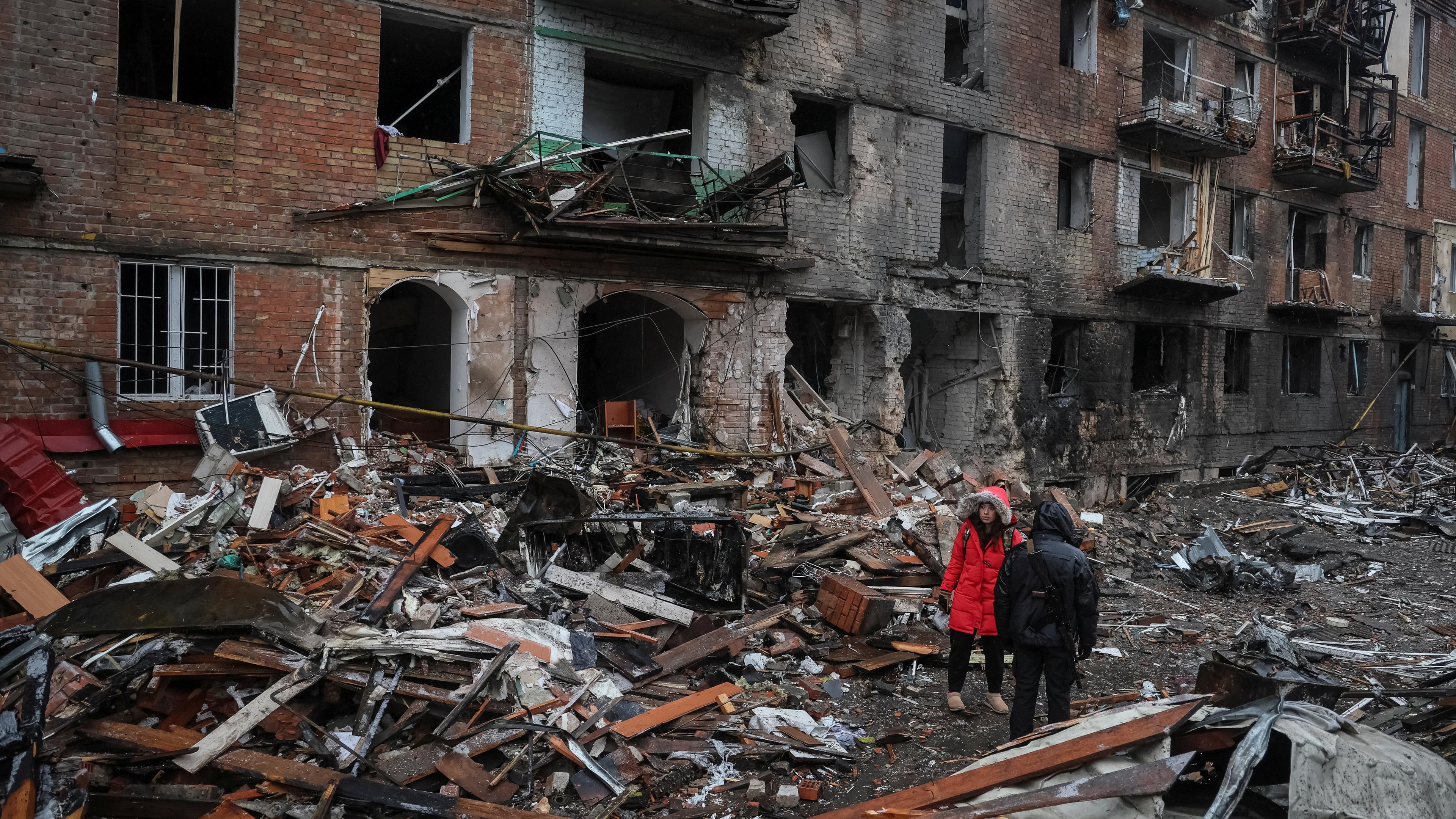 Zerstörte Häuserzeile und Trümmer in Vyshgorod nahe Kiew am 24. November 2022.