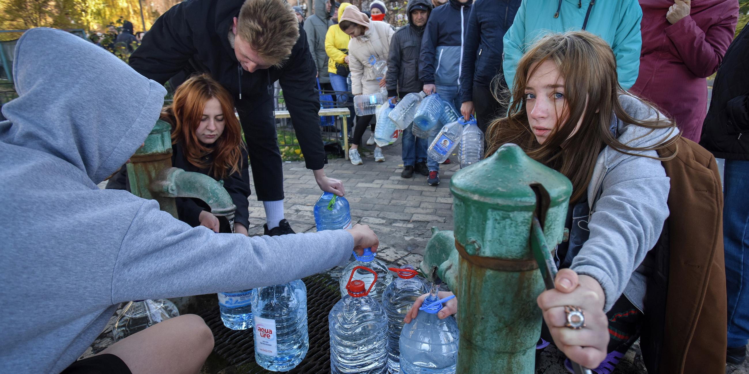 Wasserknappheit durch Stromausfall in Kiew, Ukraine