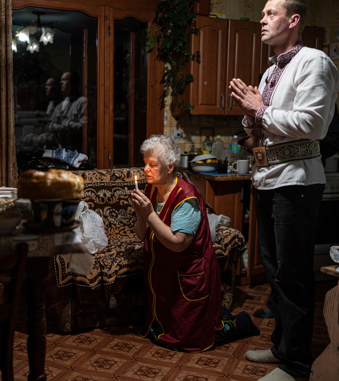 Betende Ukrainer in einer Küche 