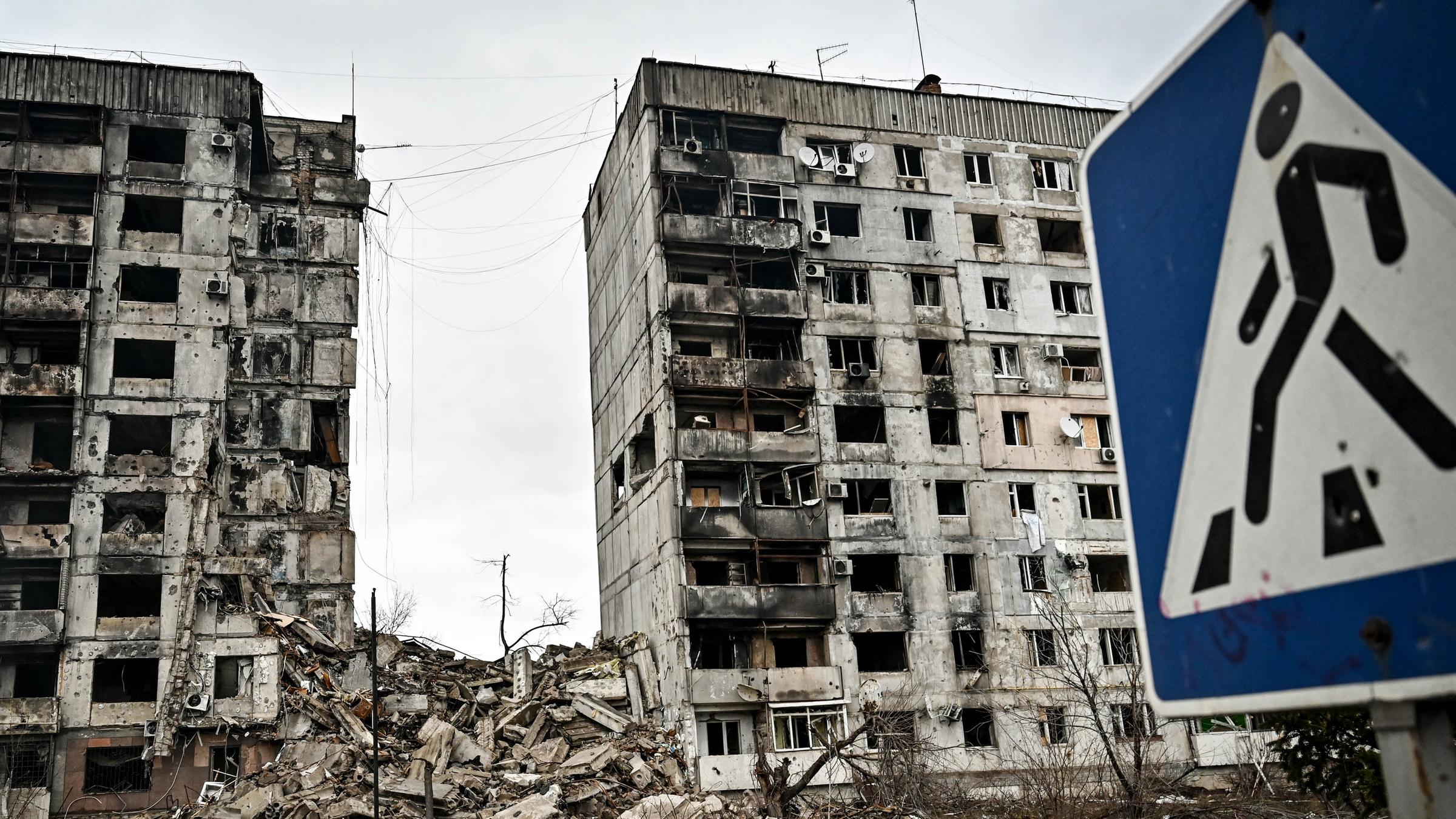 Ein Wohngebäude, das durch einen KAB-Schlag zerstört wurde.