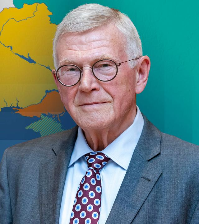 Ex-Nato General Egon Ramms. Im Hintergrund sind die Umrisse der Ukraine und Russland farbig markiert.