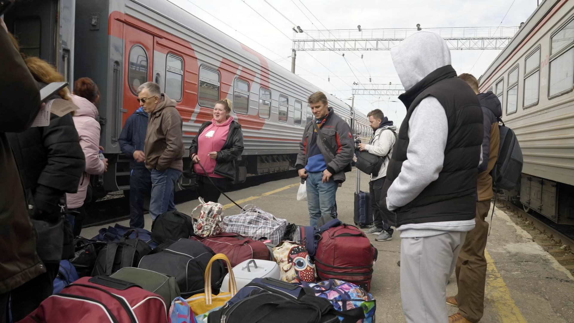 Ukrainische Zivilisten auf einem Bahnhof