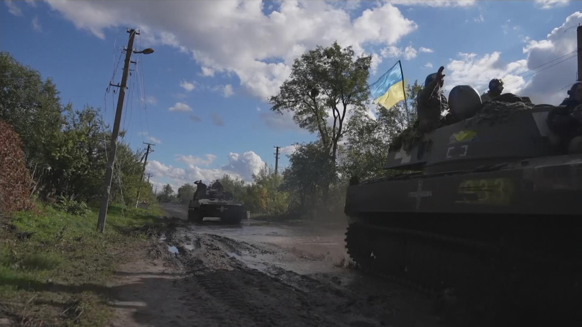 Panzer mit ukrainischer Flagge