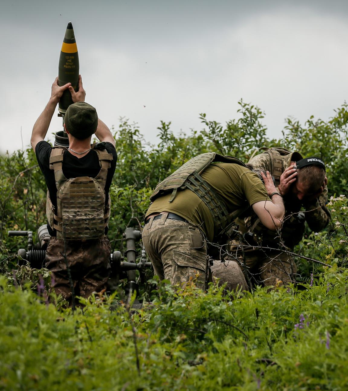 Ukrainische Bodentruppen bedienen einen Mörser in der Nähe von Bachmut
