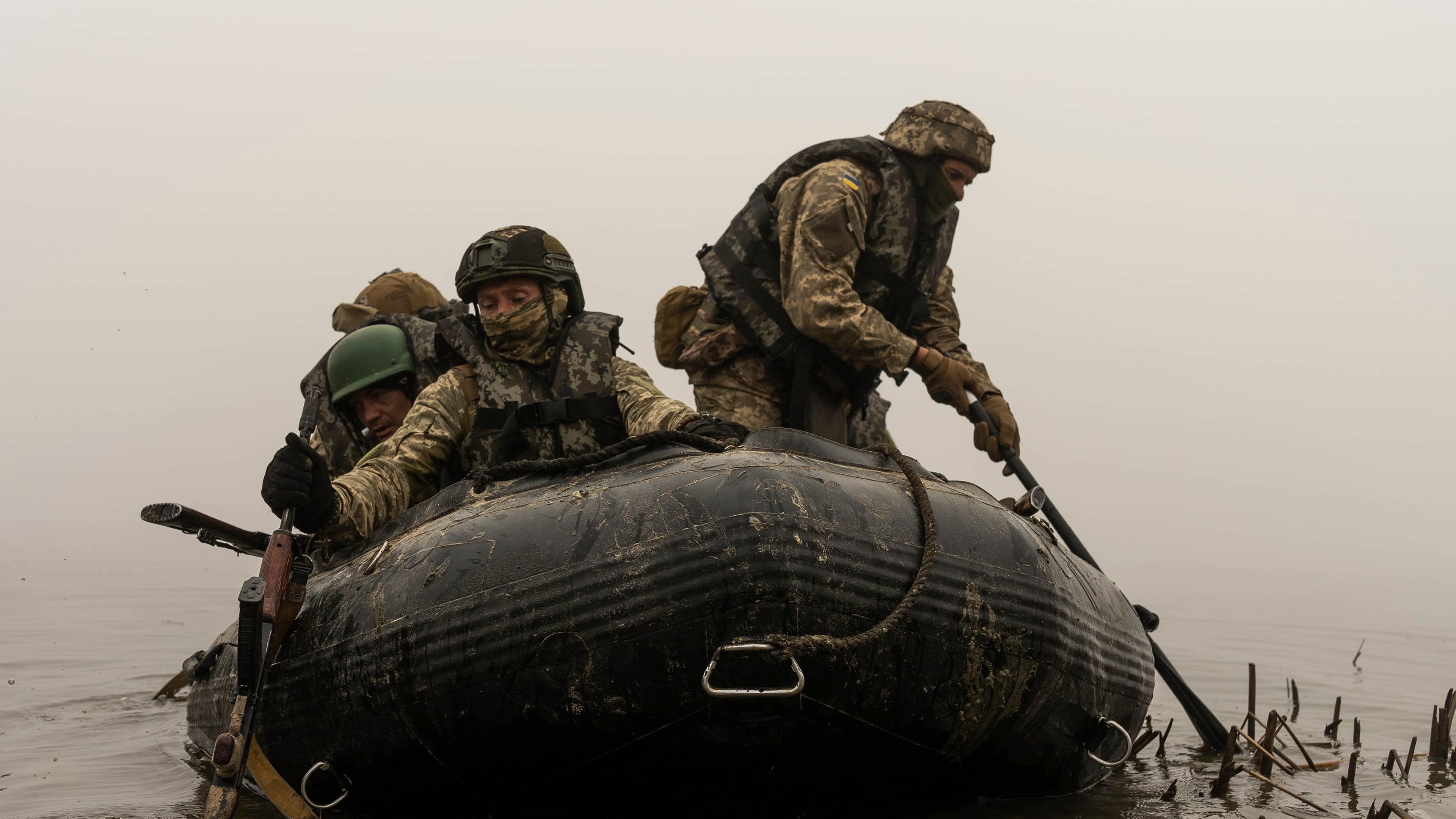 Ukrainische Marines an einer Sandbank am Dnipro