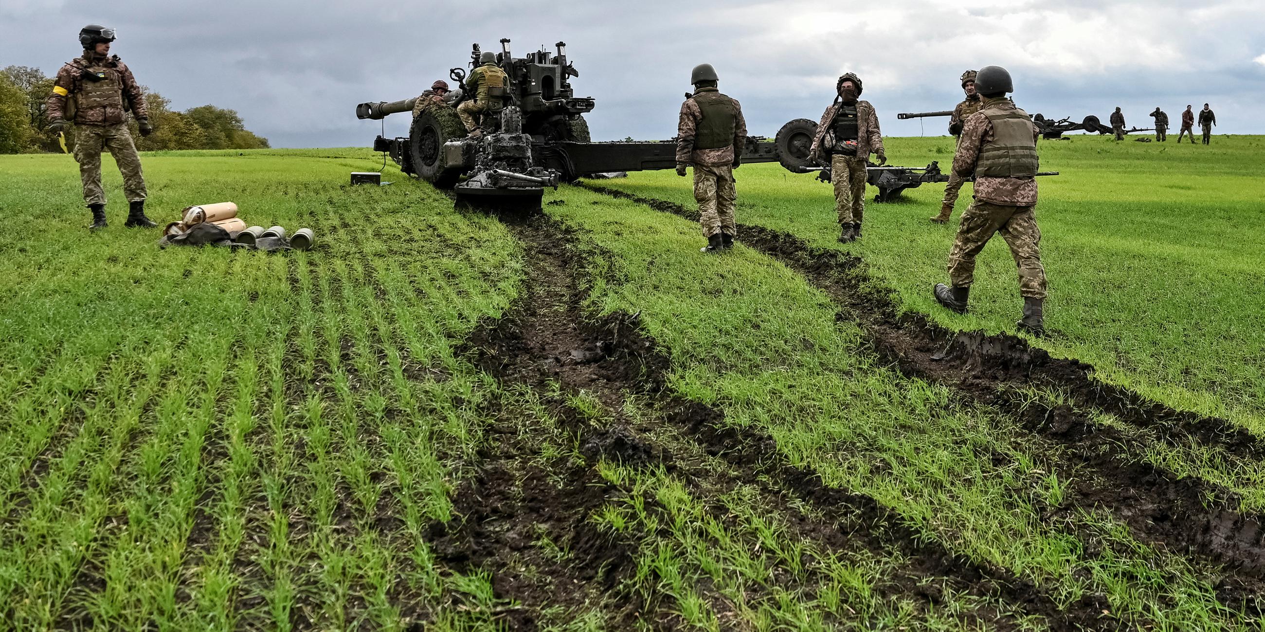 Archiv: Ukrainische Militärangehörige bereiten sich darauf vor, von einer gezogenen Haubitze FH-70 an einer Frontlinie zu schießen