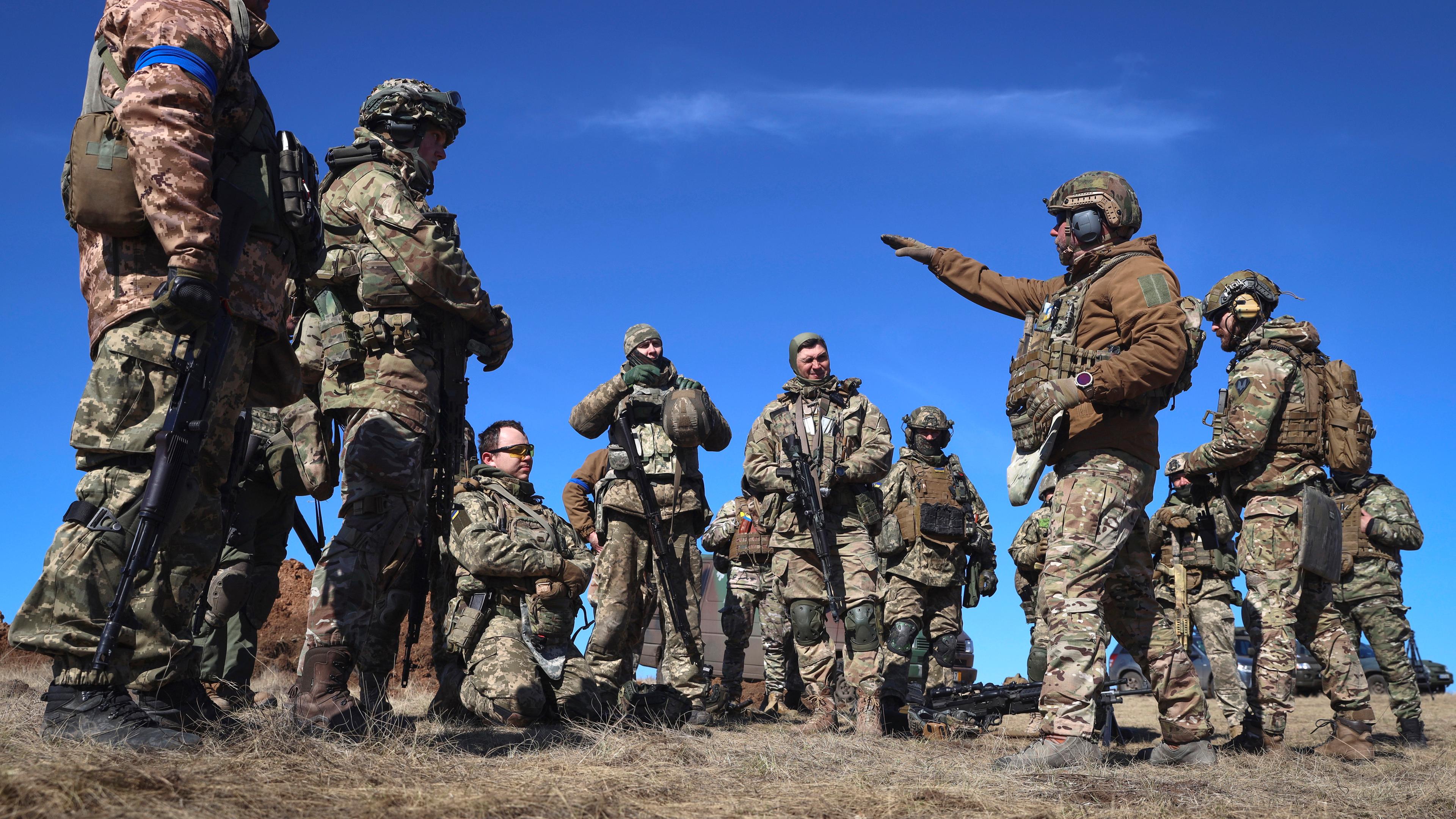 Ukrainische Soldaten nehmen an einer militärischen Übung in der Region Saporischschja teil.