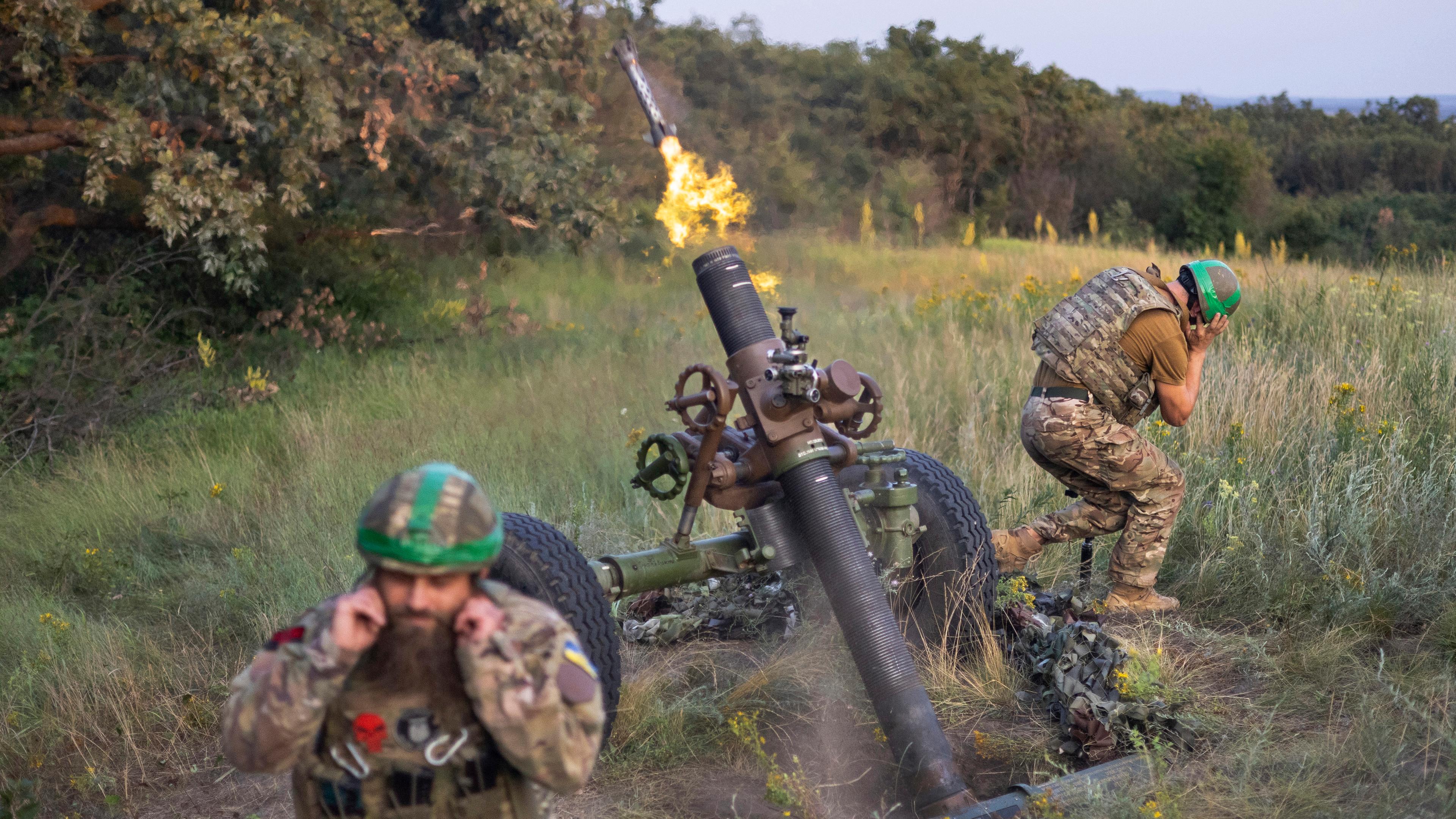 Archiv: Ukrainische Soldaten der 3. Sturmbrigade feuern eine 122-mm-Haubitze auf russische Stellungen 