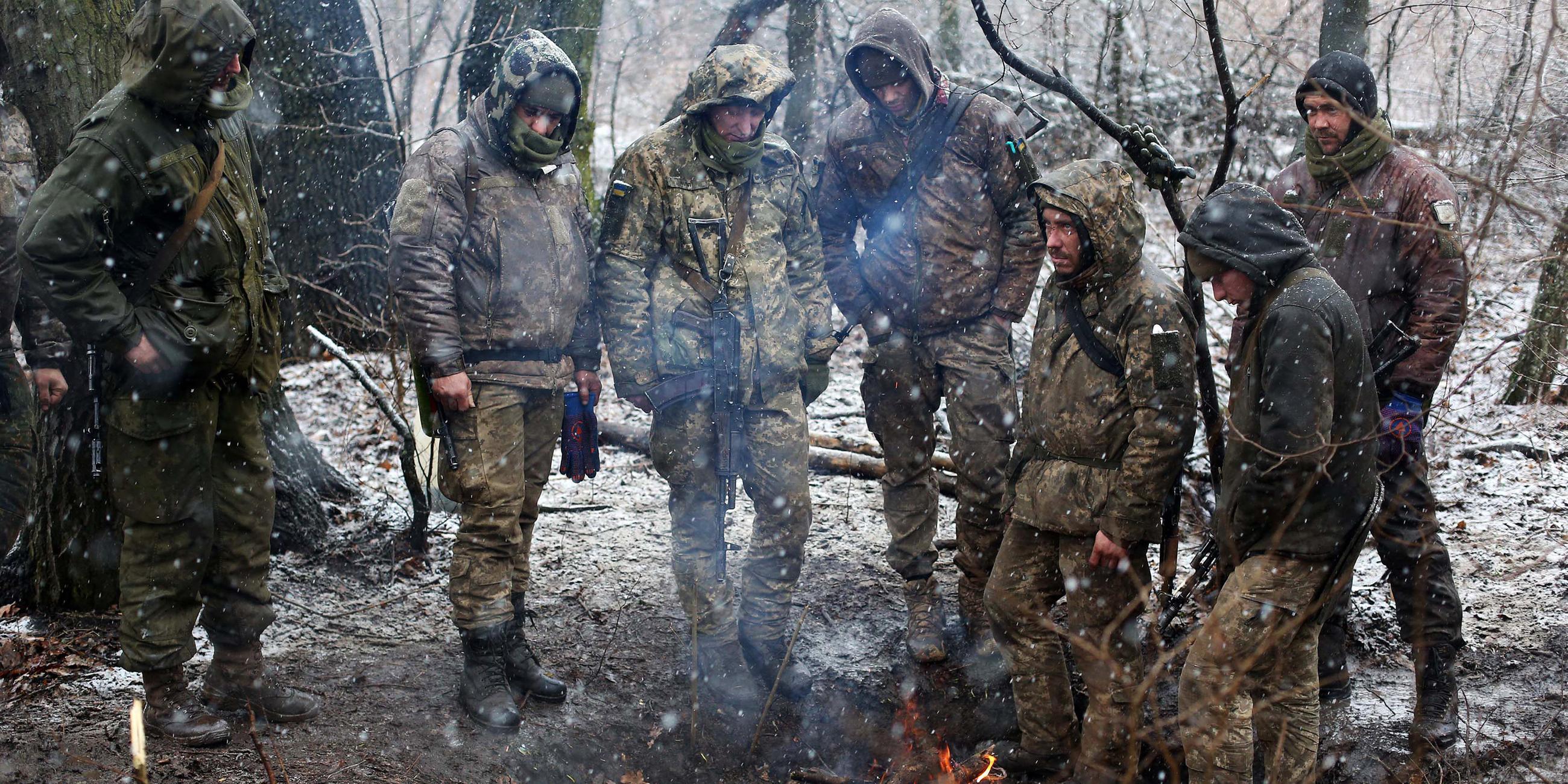 Ukrainische Militärangehörige wärmen sich an einem Feuer in der Region Luhansk, aufgenommen am 03.03.2022