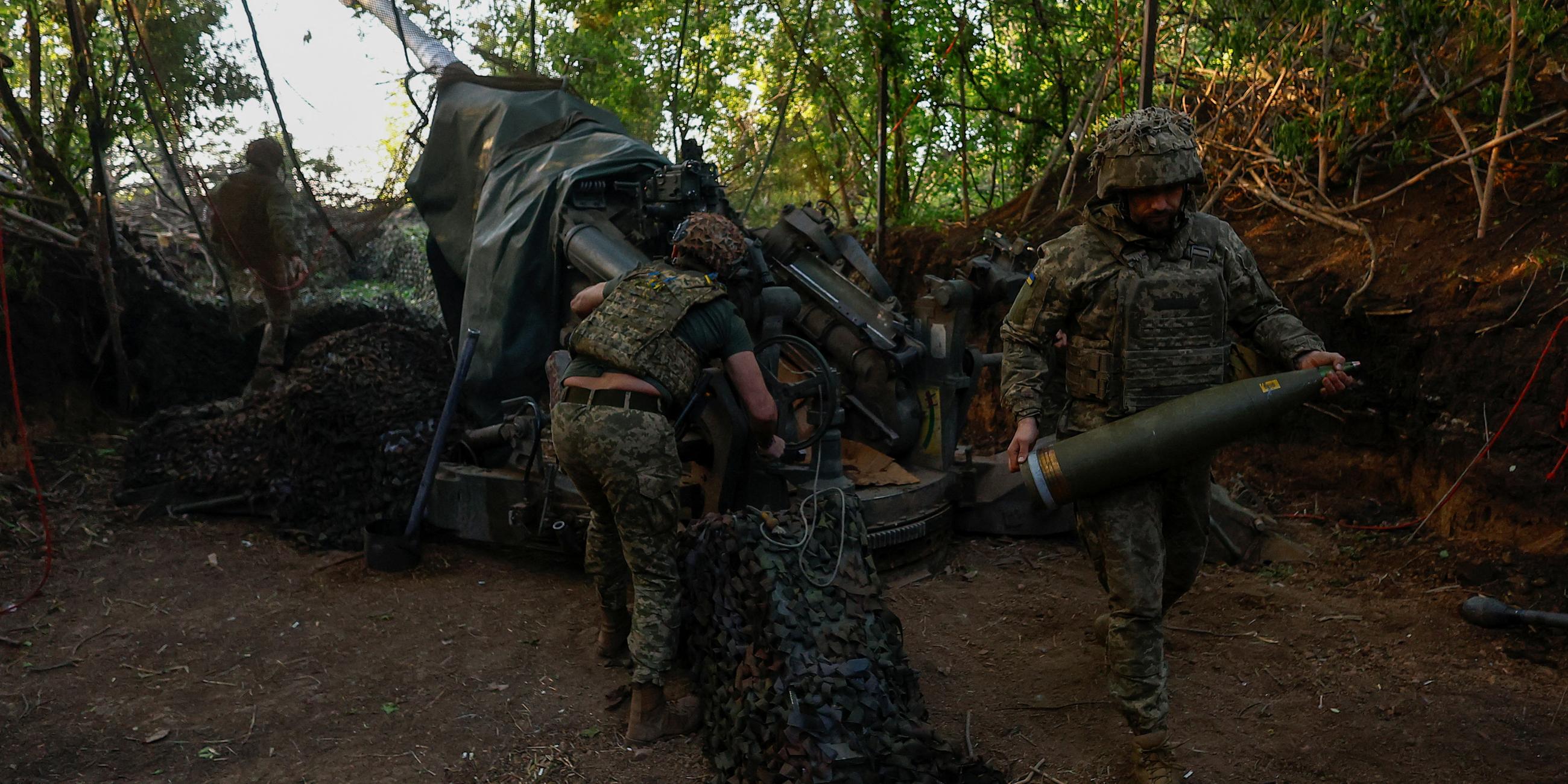 Ukrainische Soldaten bereiten eine M777 Haubitze vor, bevor sie inmitten des russischen Angriffs auf die Ukraine in der Region Donezk am 01.05.2024 auf russische Truppen feuern.