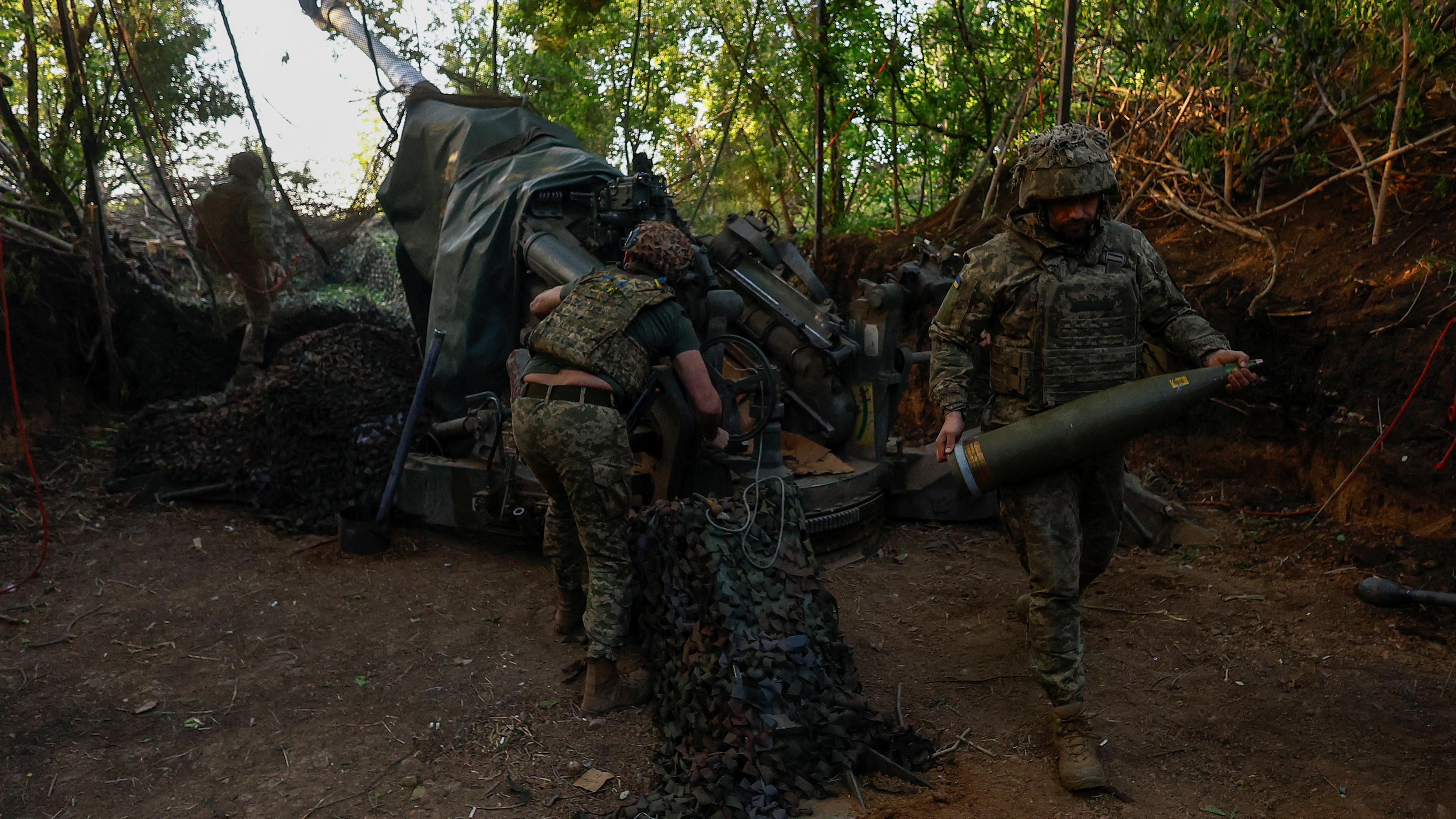 Ukrainische Soldaten bereiten eine M777 Haubitze vor, bevor sie inmitten des russischen Angriffs auf die Ukraine in der Region Donezk am 01.05.2024 auf russische Truppen feuern.
