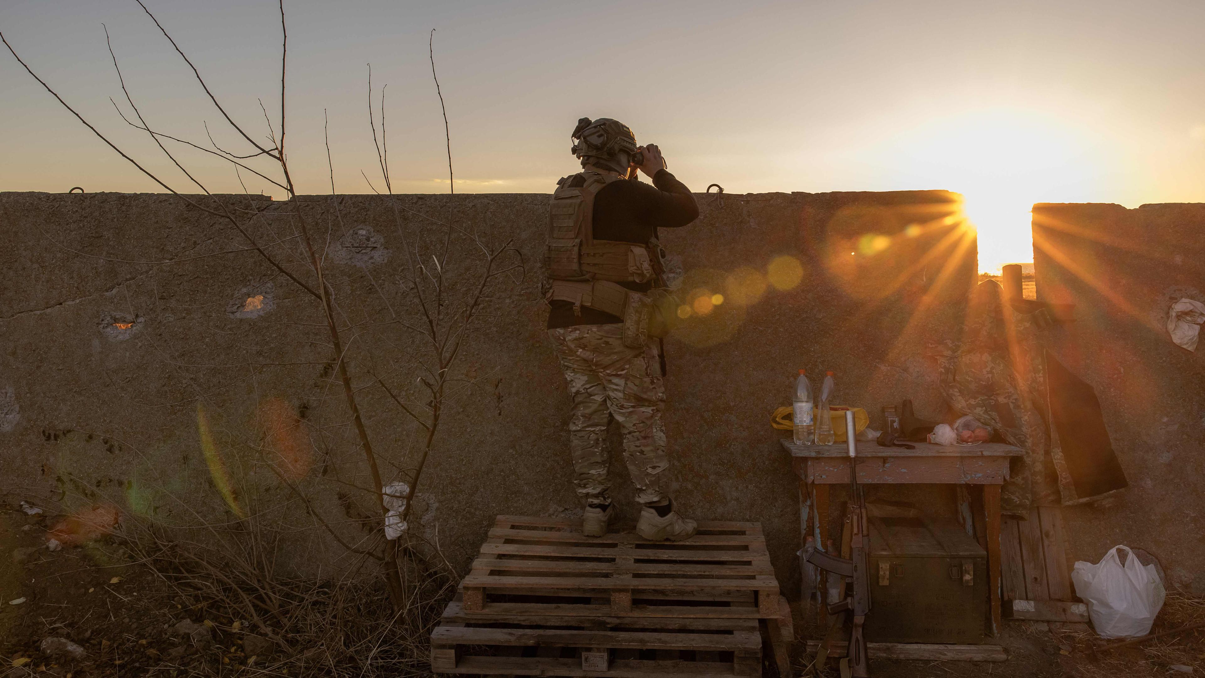 Ein ukrainischer Soldat der 123. Territorialen Verteidigungsbrigade beobachtet am 6. November 2023 während der russischen Invasion in der Ukraine ein Gebiet des Flusses Dnipro an einem unbekannten Ort in der Region Cherson. 