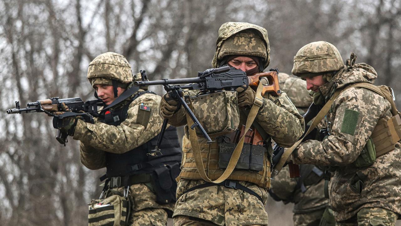 Ukrainische Soldaten bei Kampfausbildung
