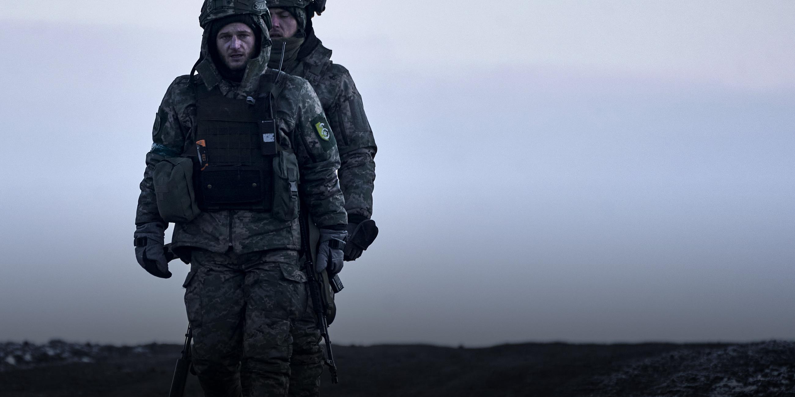 Ukrainische Soldaten begeben sich am 9. 02. 2023, an die Front in der Nähe von Bachmut, Donezk, Ukraine