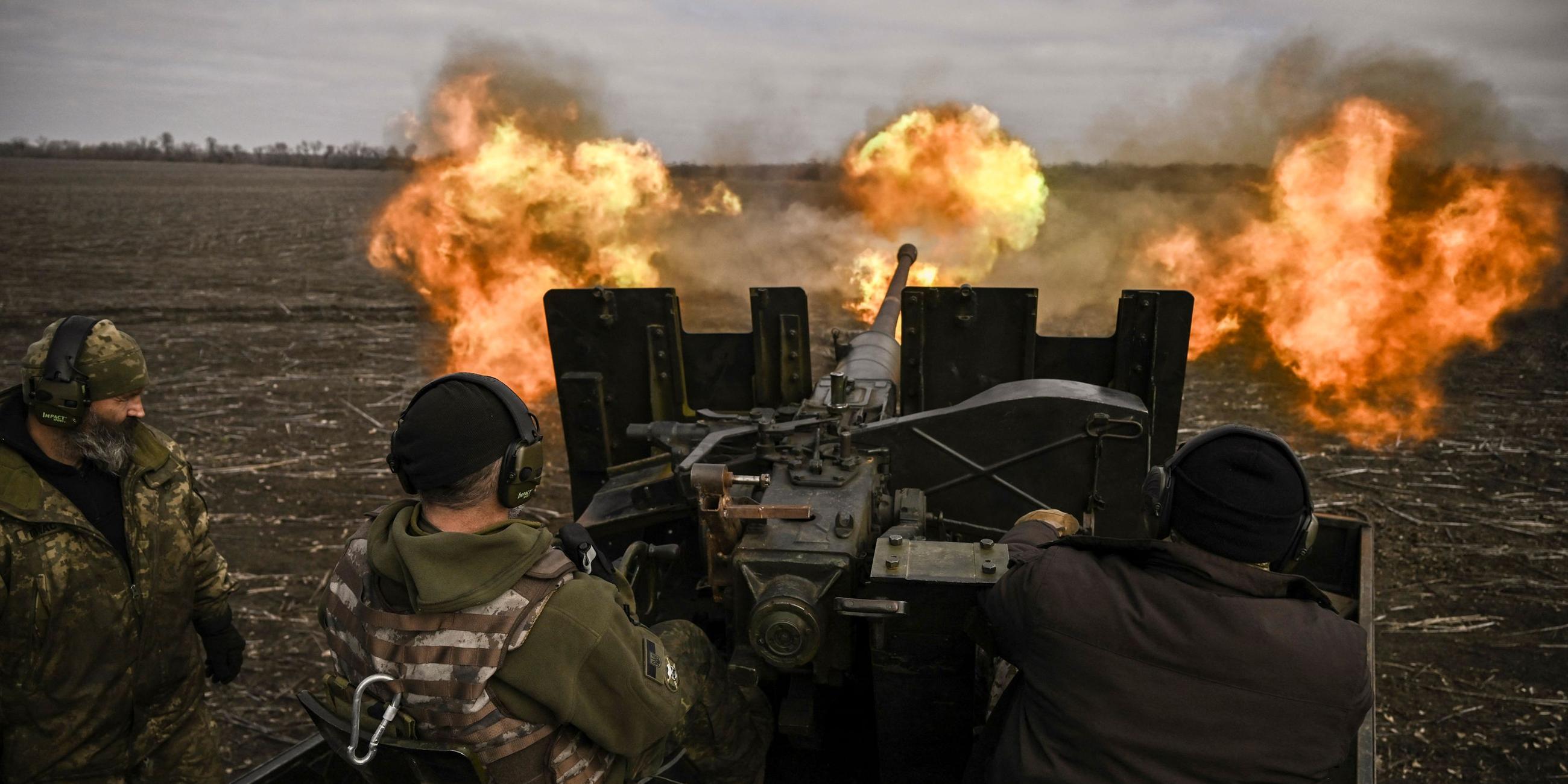 Ukrainische Soldaten feuern am 20. 03. 2023 inmitten der russischen Invasion in der Ukraine mit einem S60-Flugabwehrgeschütz auf russische Stellungen in der Nähe von Bachmut. 