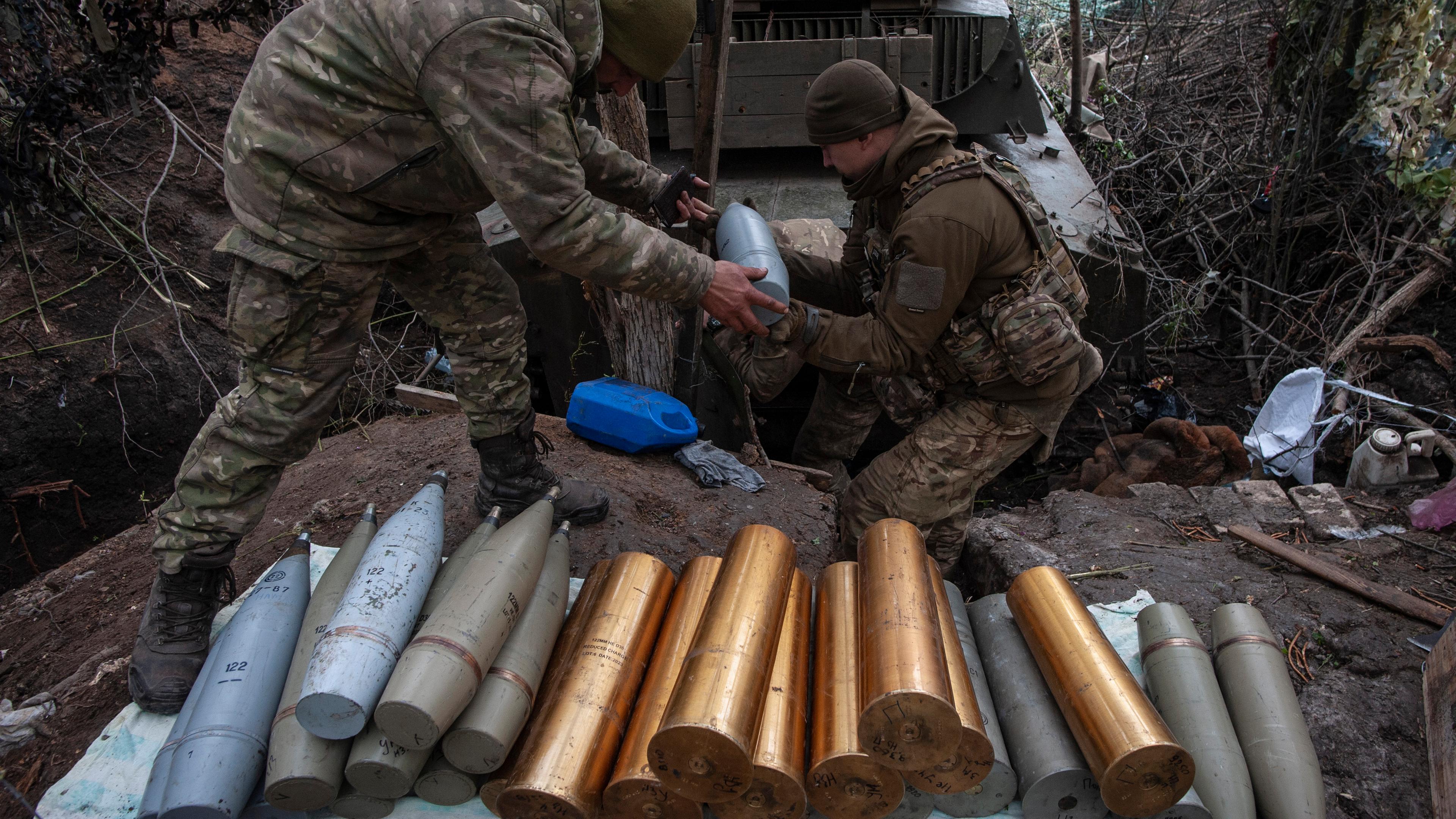Ukrainische Soldaten bereiten Haubitzengranaten vor