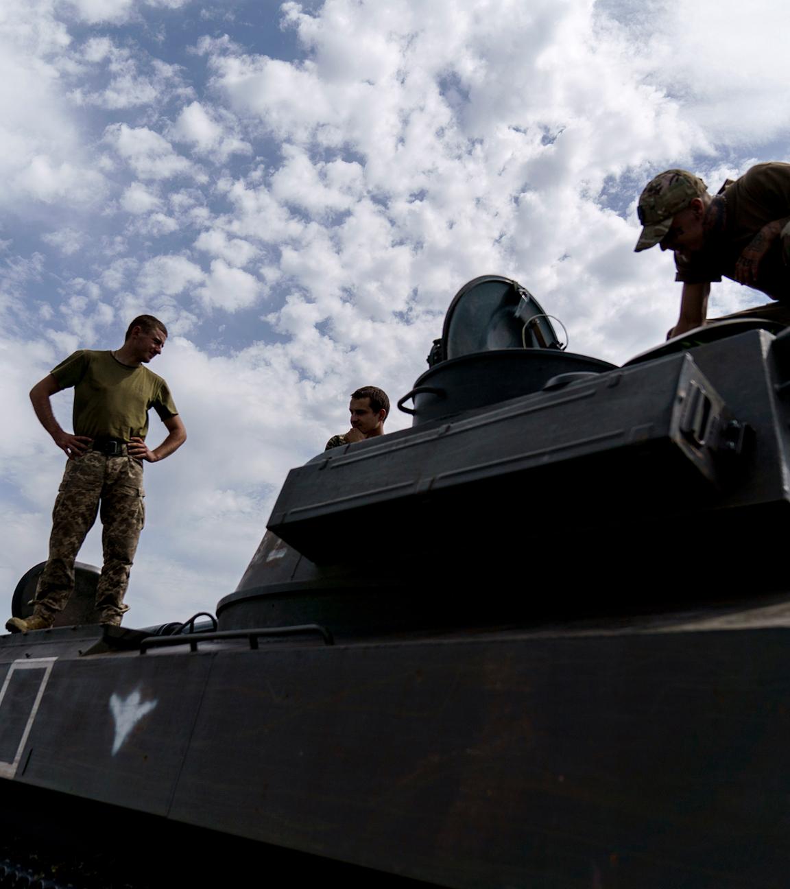 Ukrainische Soldaten mit ihrer Panzereinheit