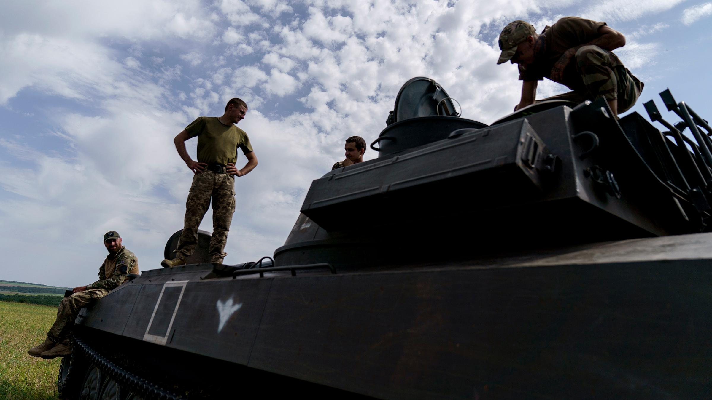 Ukrainische Soldaten mit ihrer Panzereinheit