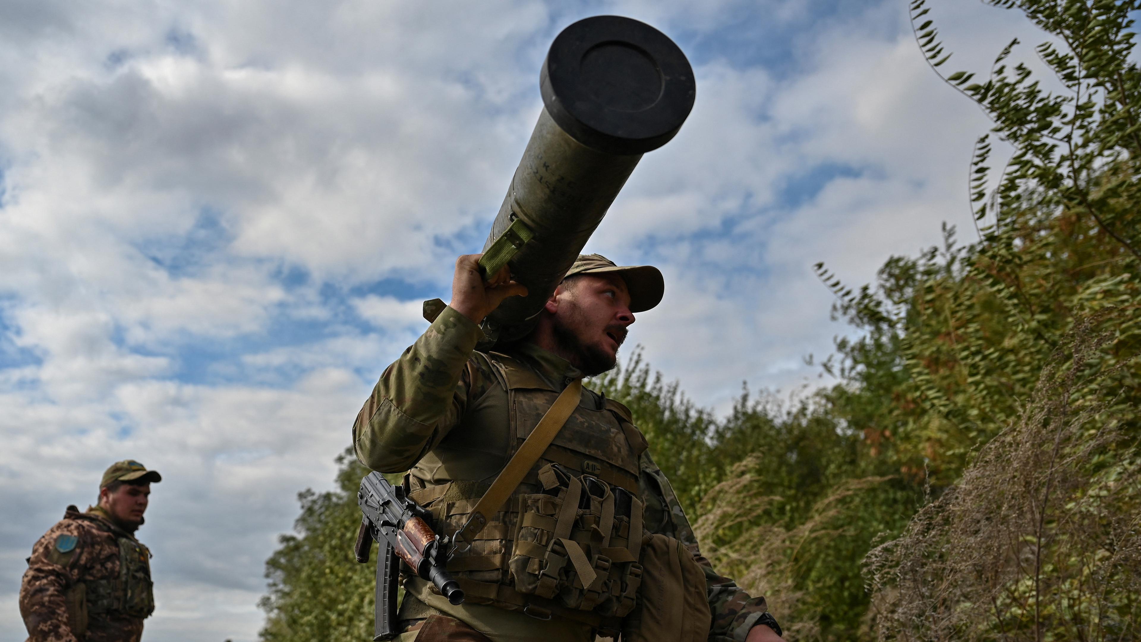 Ein ukrainischer Militärangehöriger trägt einen Skif-Panzerabwehrraketenwerfer zu einer Position an der Front, inmitten des russischen Angriffs auf die Ukraine, in der Region Saporischschja, Ukraine, 20. 10. 2023.
