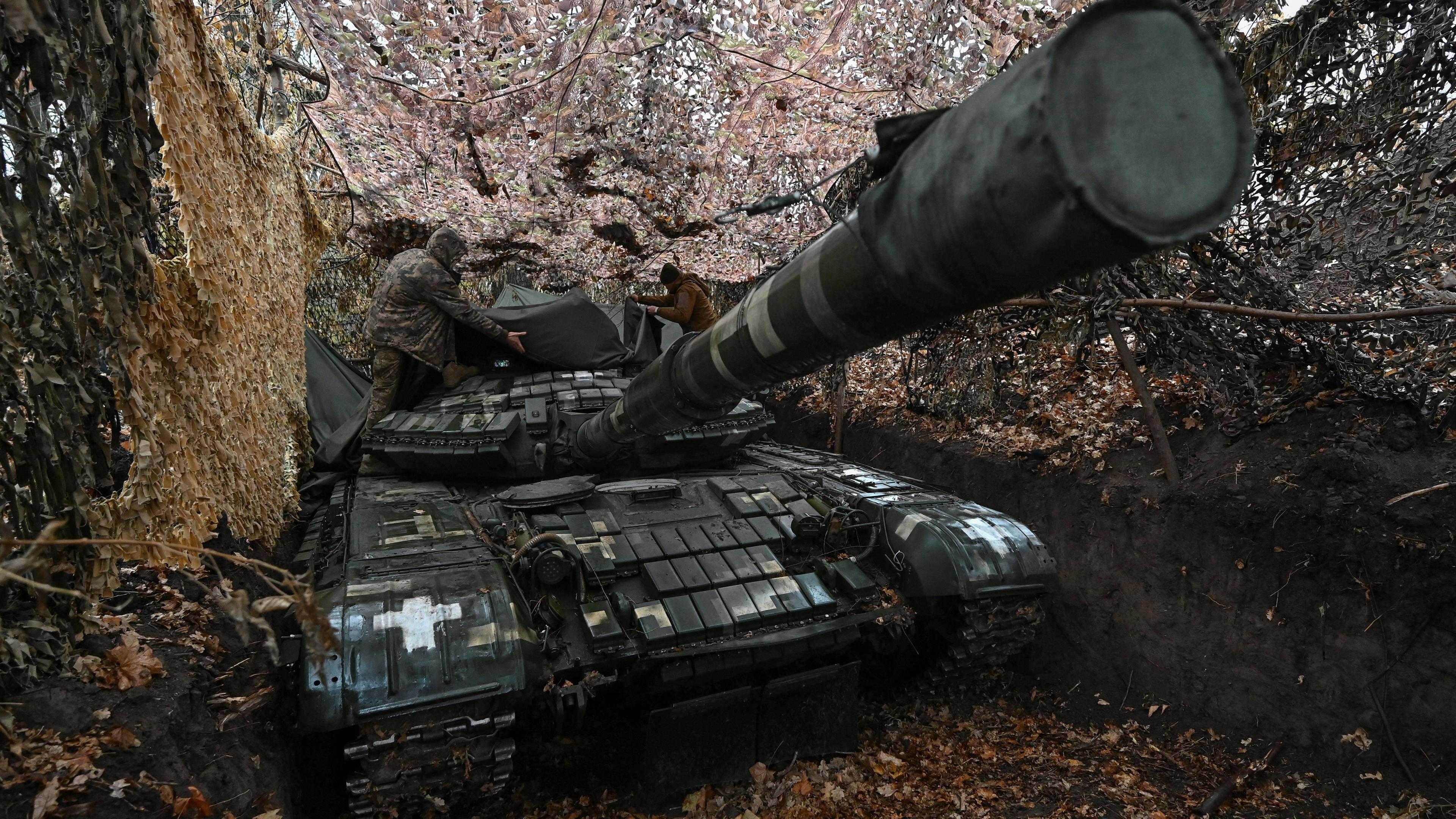 Ukrainische Soldaten an einem T-64 Panzer
