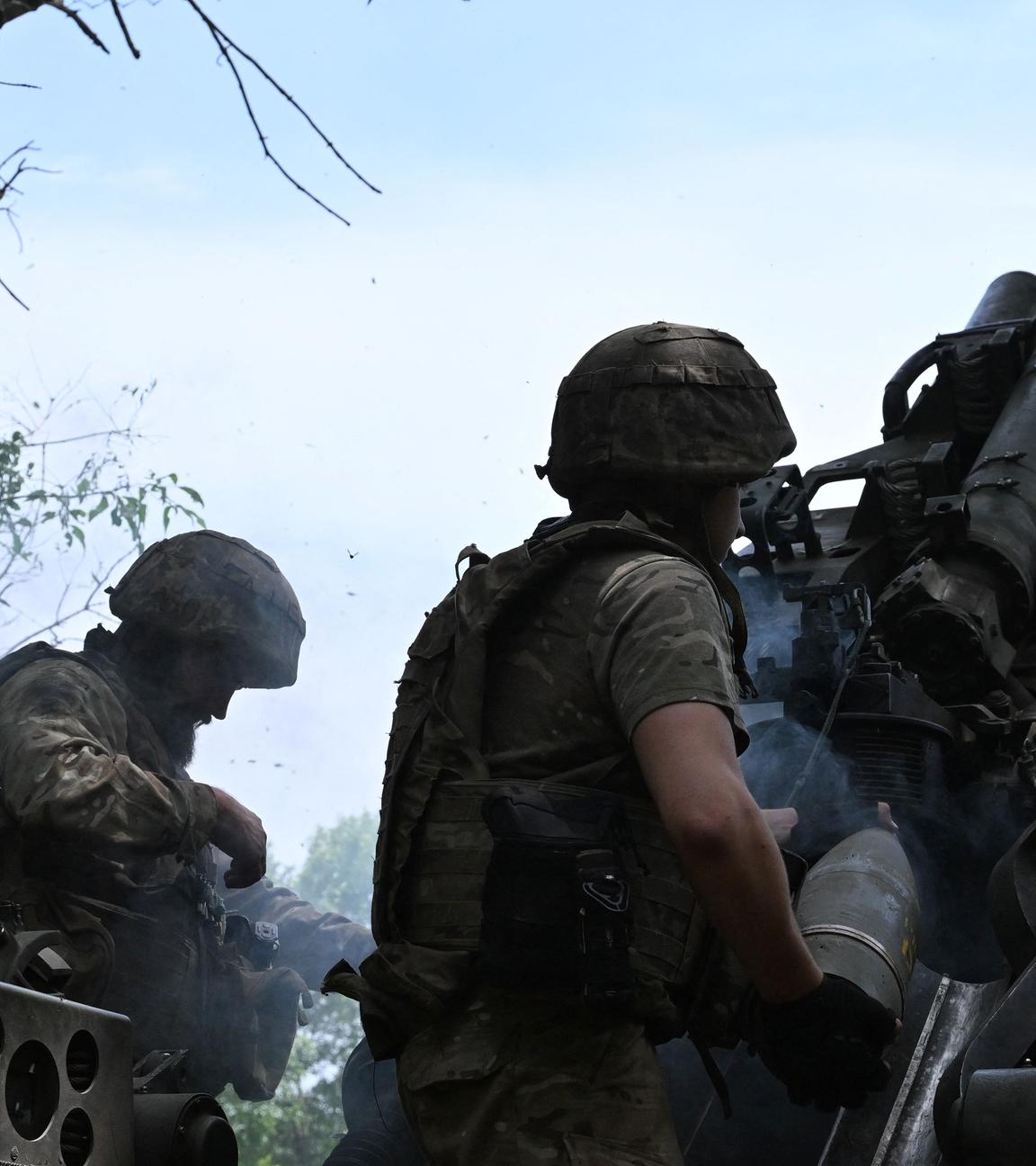 Ukrainische Streitkräfte feuern am 23. 06. 2023 während der russischen Invasion in der Ukraine eine M777-Haubitze auf russische Stellungen in der Nähe von Awdijiwka in der Region Donezk ab. 