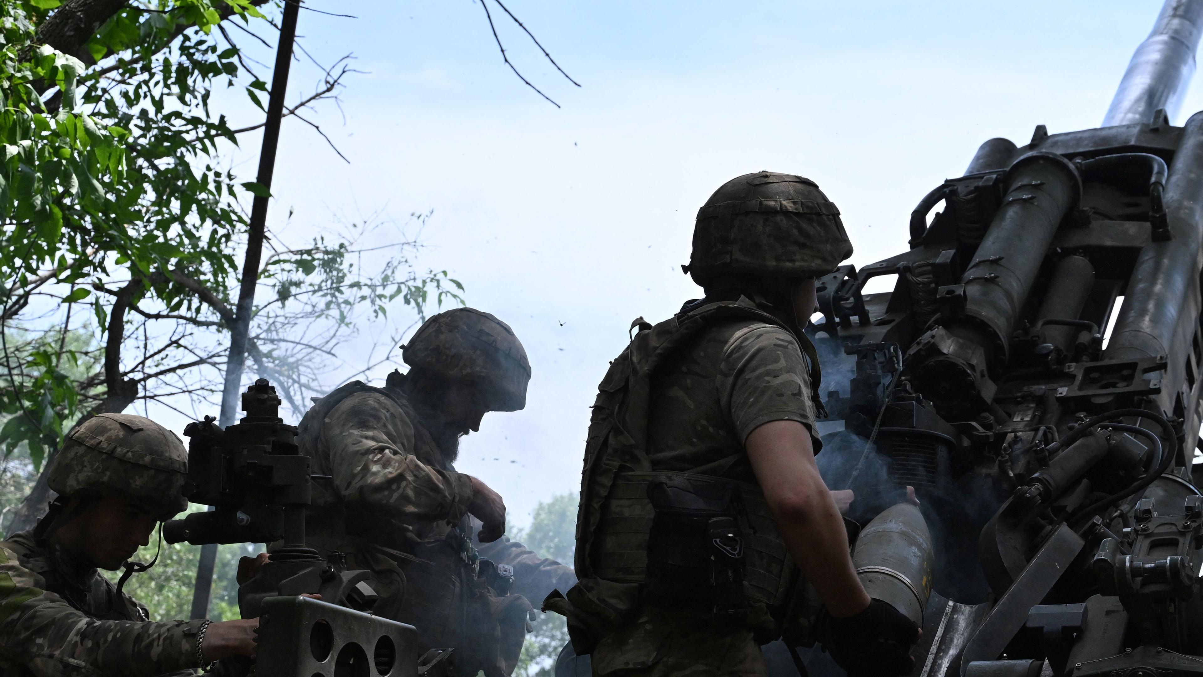 Ukrainische Streitkräfte feuern am 23. 06. 2023 während der russischen Invasion in der Ukraine eine M777-Haubitze auf russische Stellungen in der Nähe von Awdijiwka in der Region Donezk ab. 