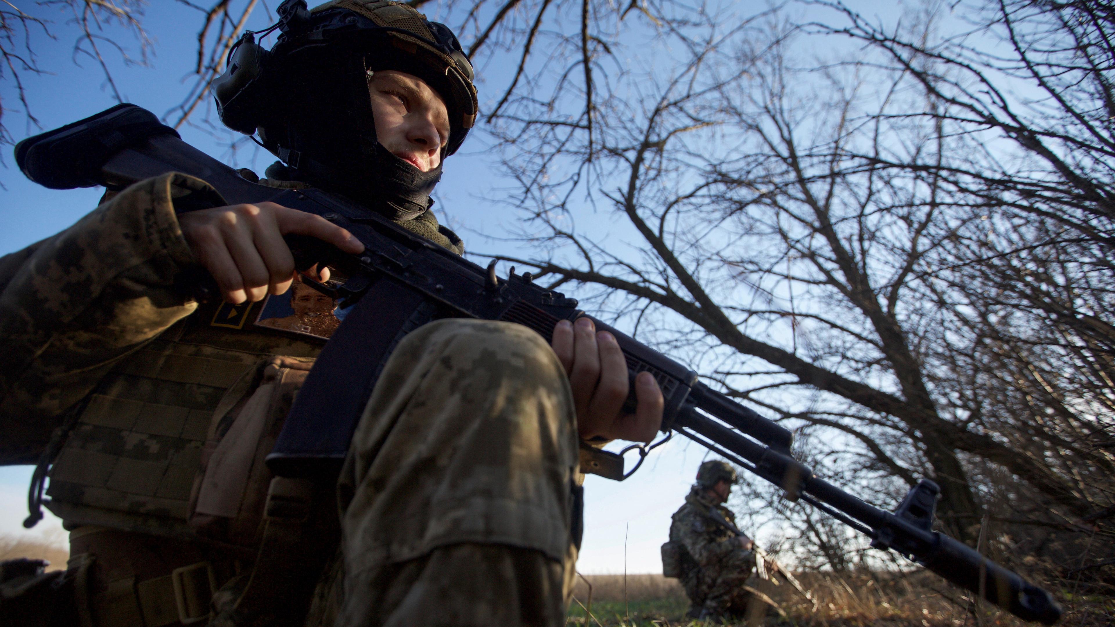 Ukrainischer Soldat mit einer Waffe in der Region Donezk