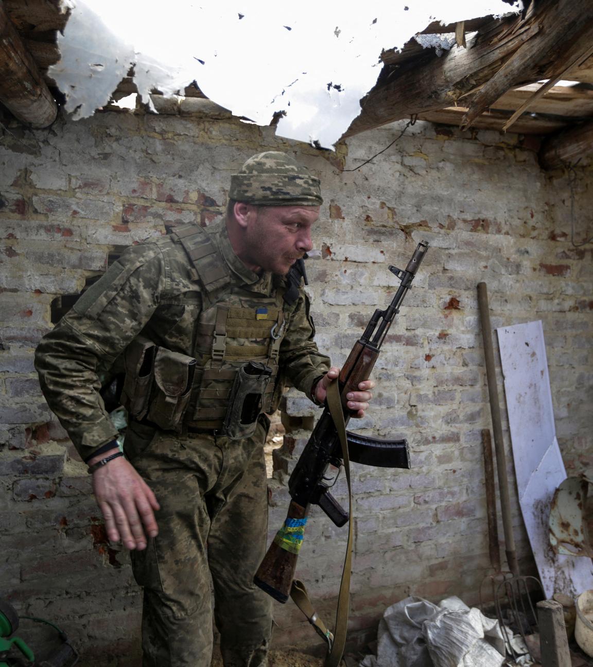 Ukrainischer Soldat an der Frontlinie in der Region Donezk