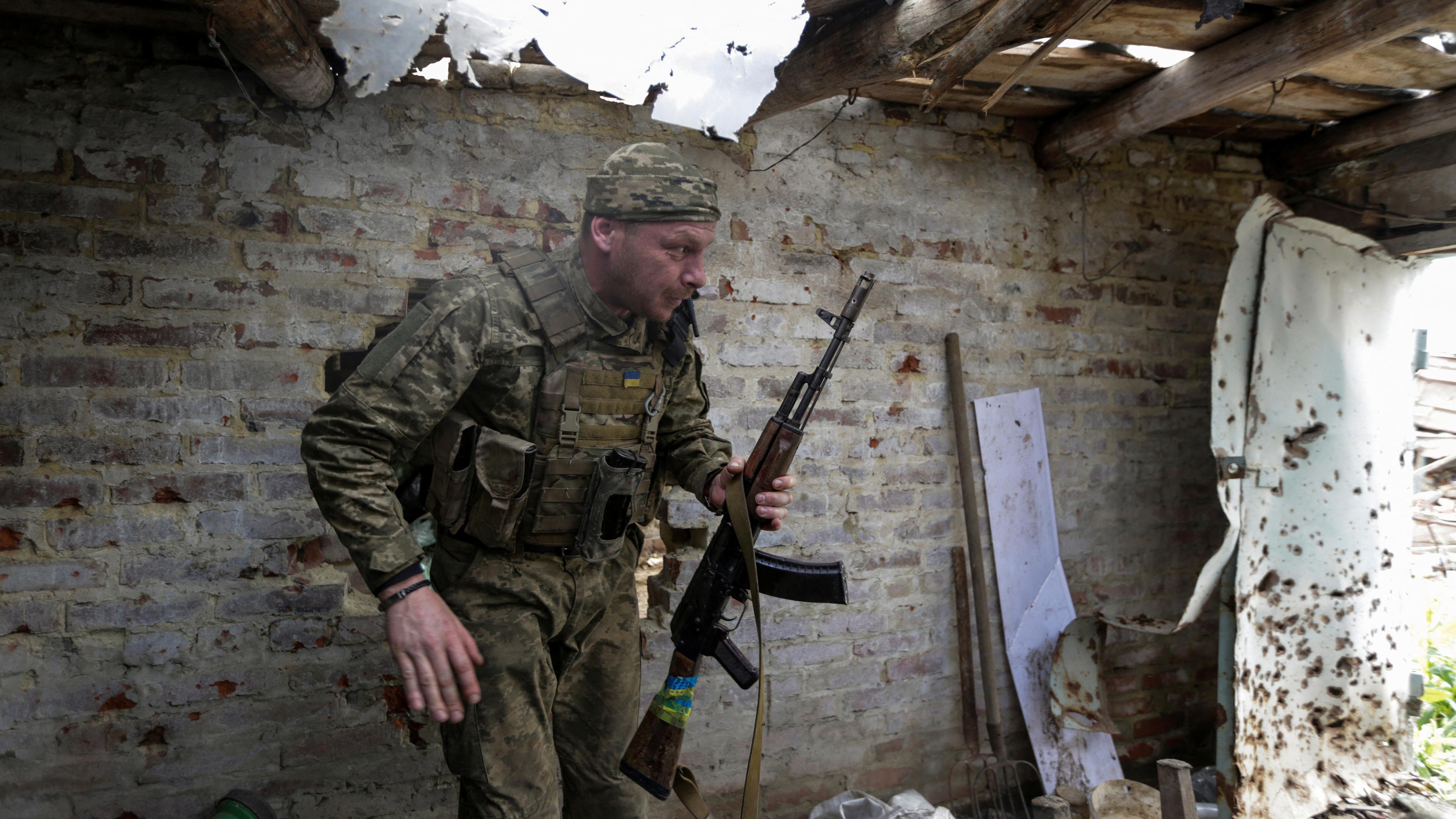 Ukrainischer Soldat an der Frontlinie in der Region Donezk