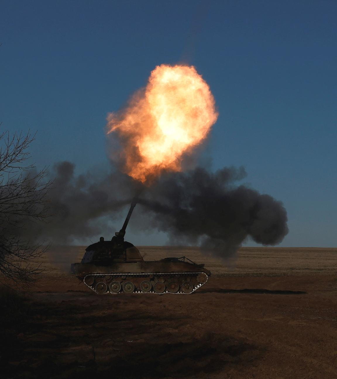 Ukrainisches Militär feuert Panzerhaubitze 2000 ab