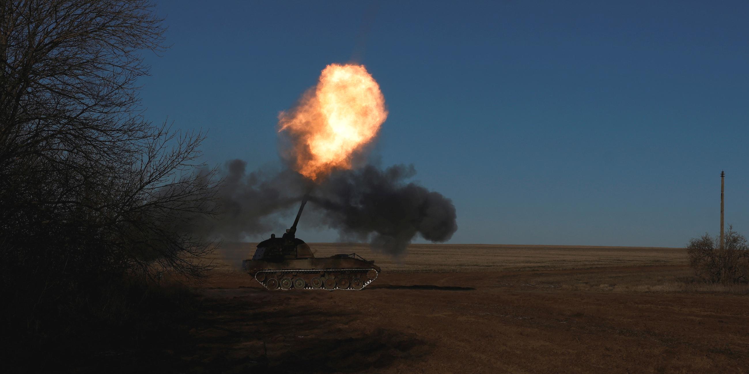 Ukrainisches Militär feuert Panzerhaubitze 2000 ab