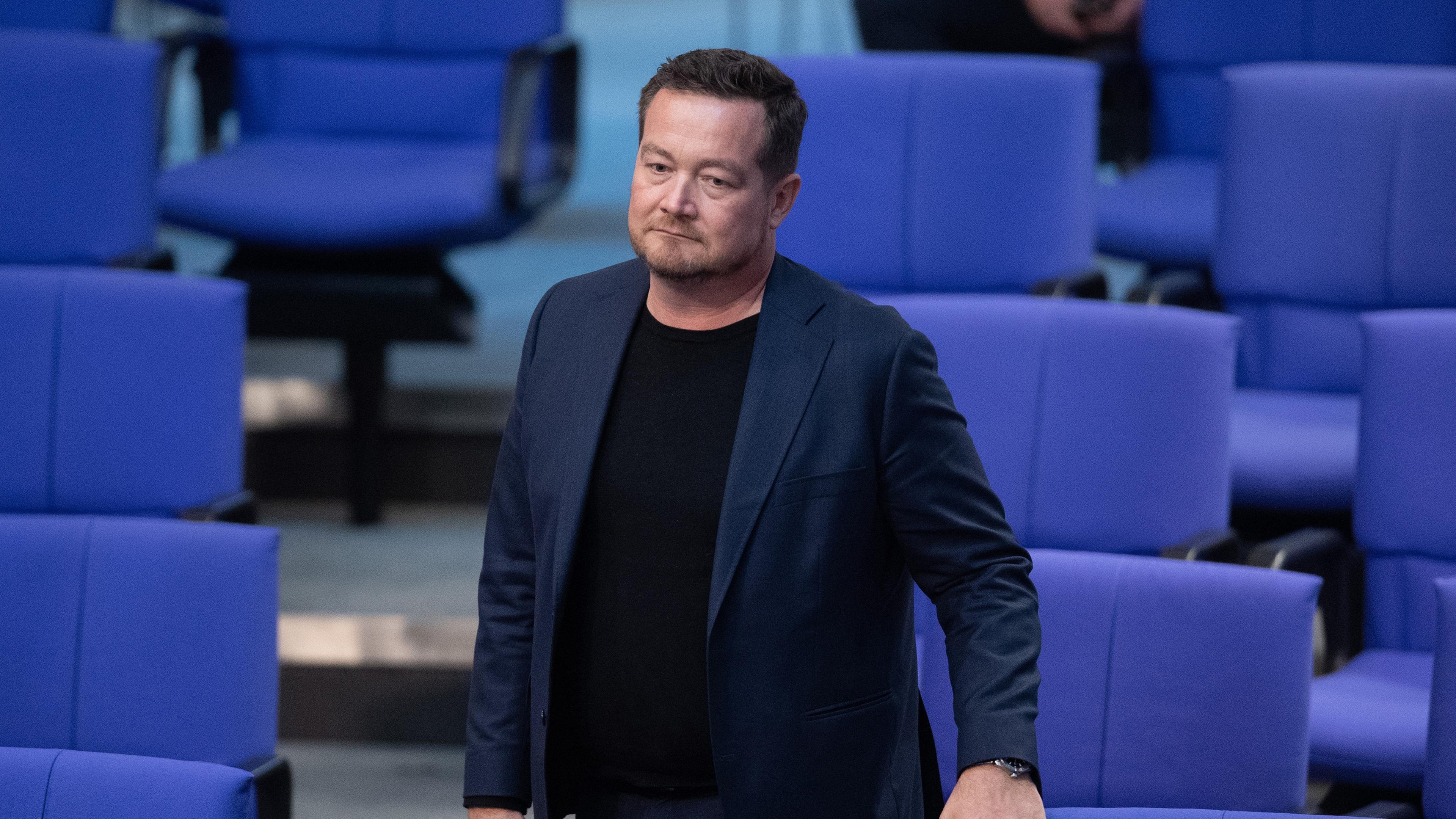 Archiv: Uli Grötsch (SPD) kommt zur Plenarsitzung im Deutschen Bundestag. Am 10.11.2023