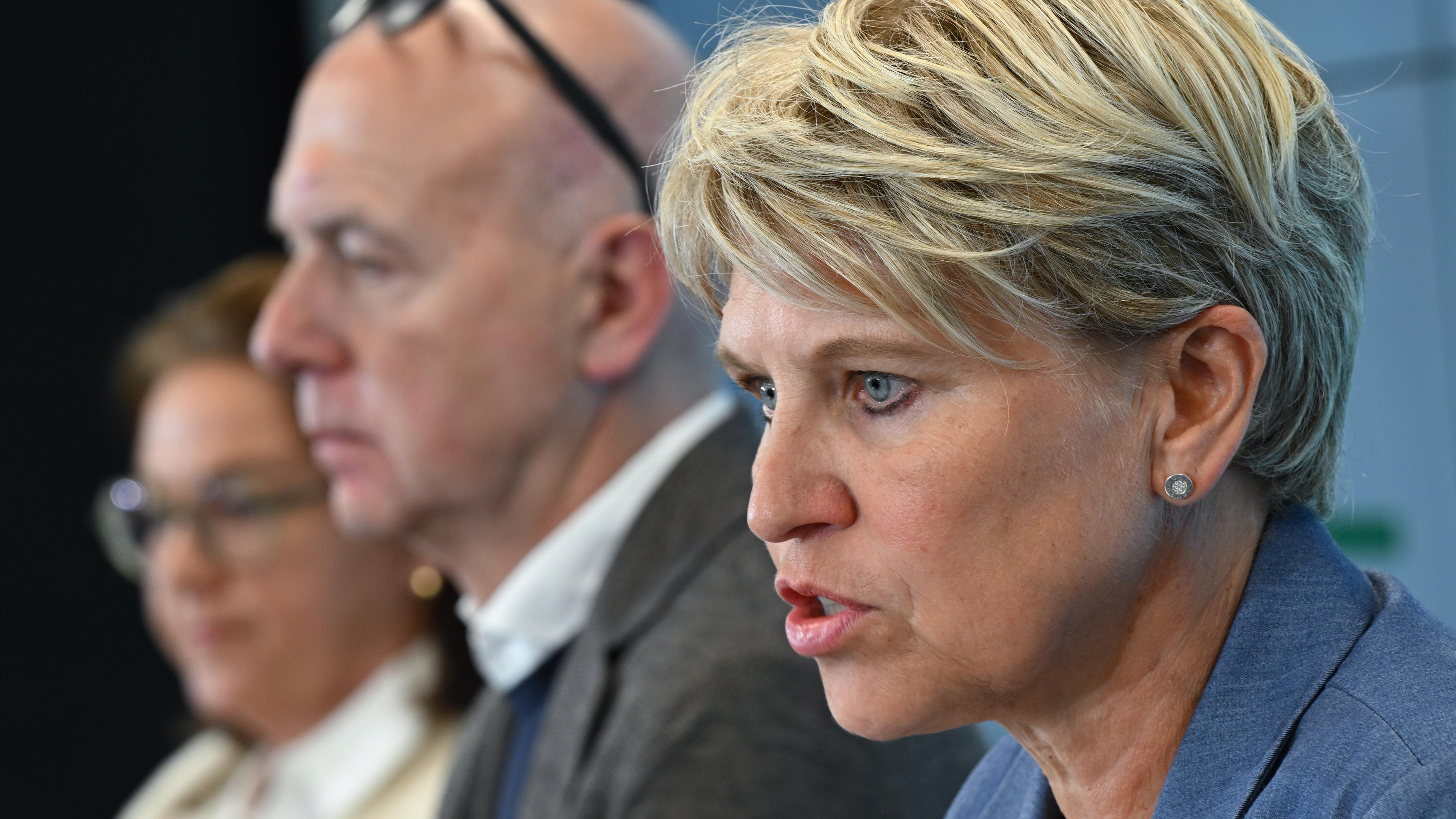 Doris Fitschen (r-l), DFB-Koordinatorin, Bernd Neuendorf, DFB-Präsident, und Heike Ullrich, DFB-Generalsekretärin