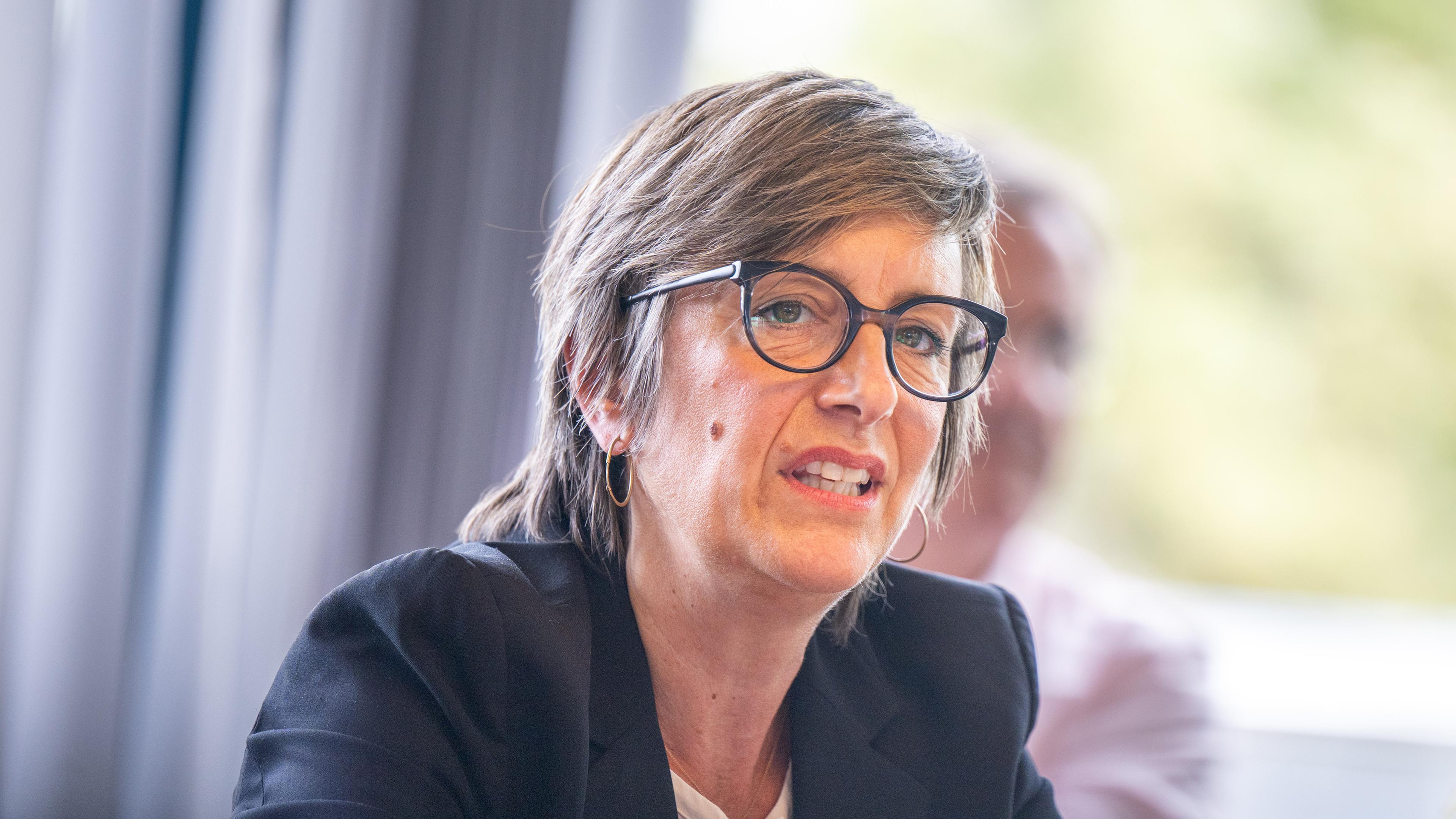 Ulrike Demmer, Kandidatin für den Posten der RBB-Intendantin, spricht während der Sitzung des Aufsichtsgremiums Rundfunkrat, bei der über die Vergabe des höchsten Postens in dem öffentlich-rechtlichen ARD-Sender entschieden wird. 