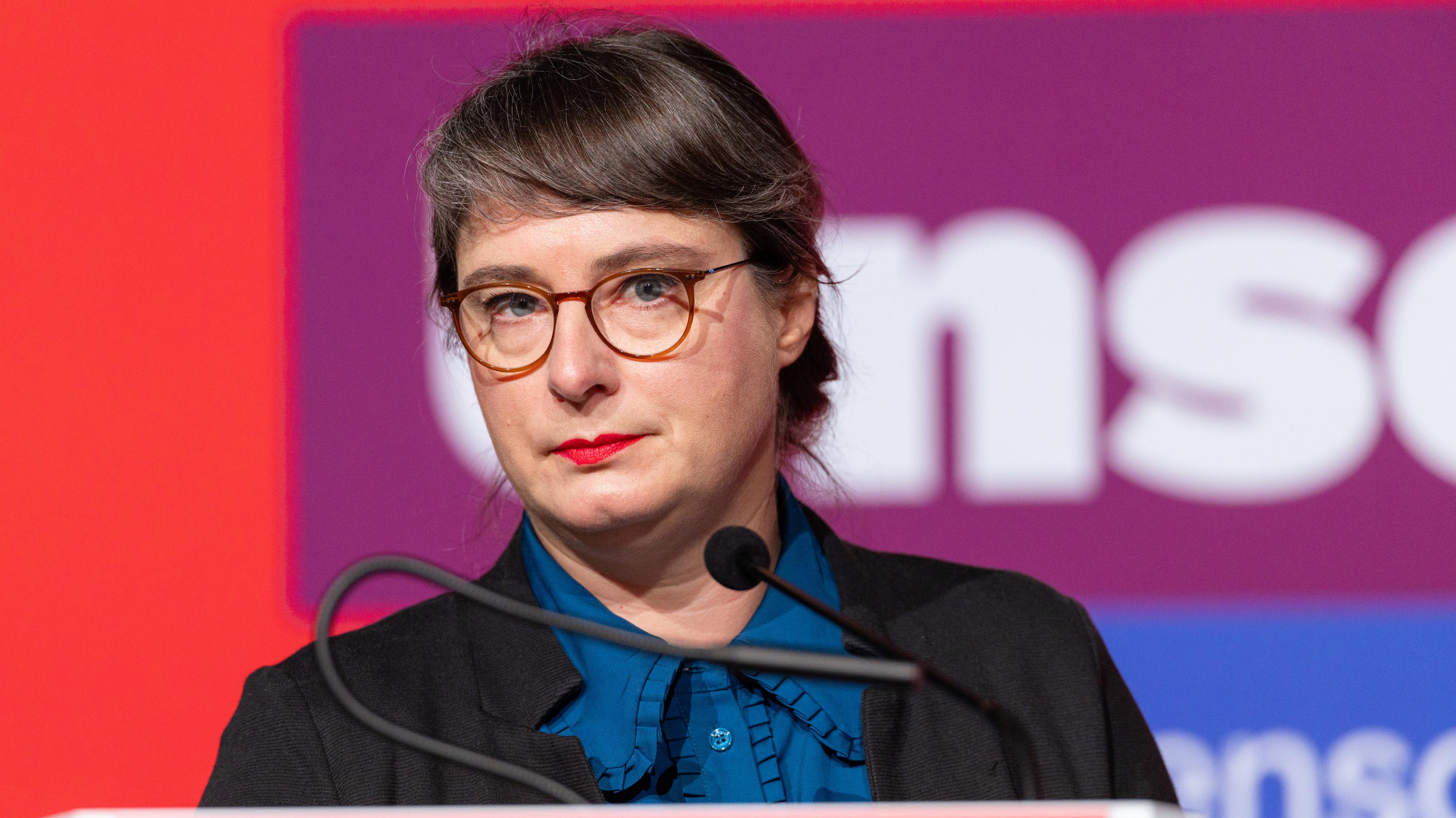 Ulrike Grosse-Röthig, Landesvorsitzende, spricht beim Landesparteitag der Linken Thüringen in der Festhalle am 16.03.2024.