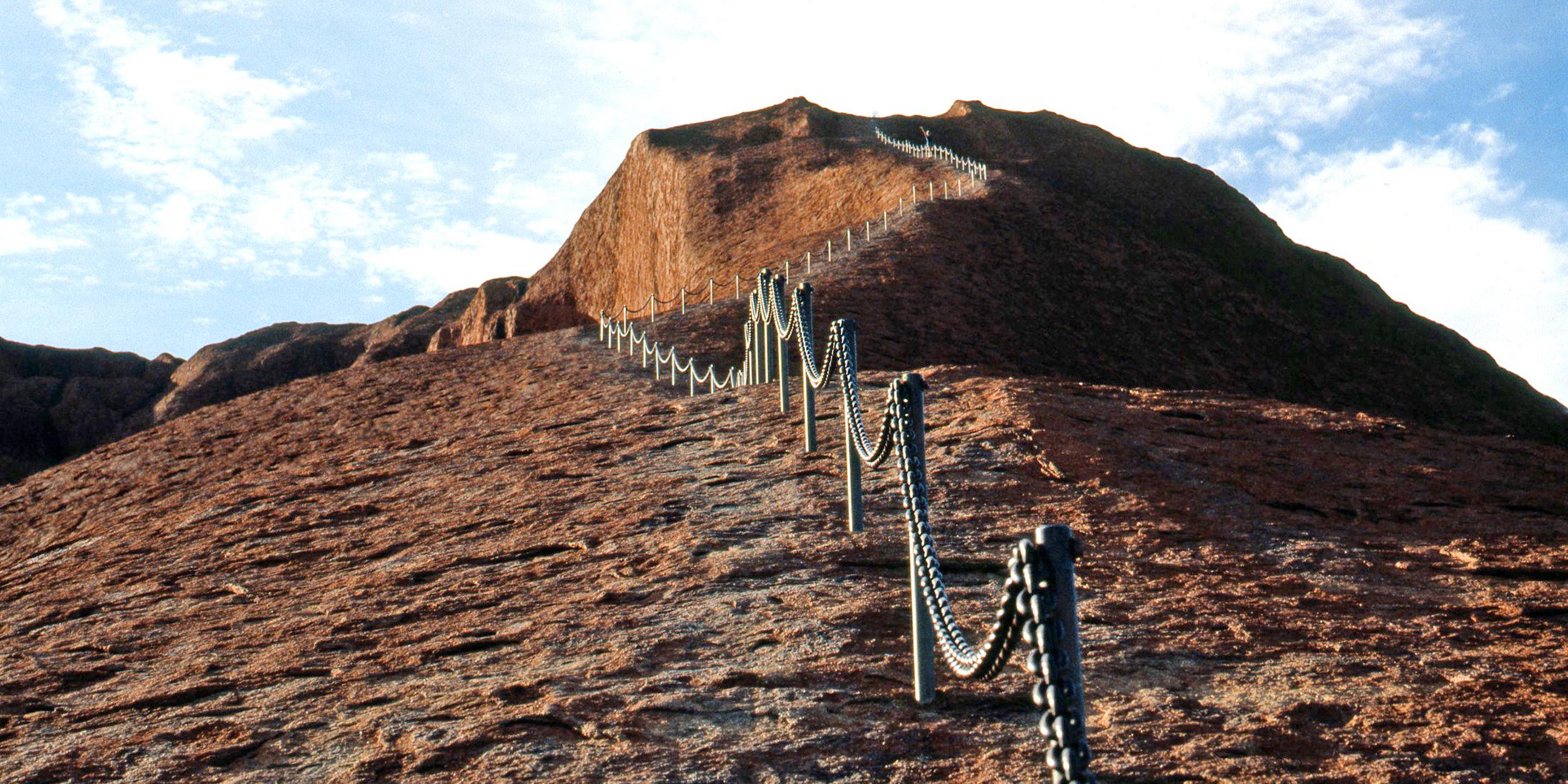 Kletterhilfen auf dem Uluru machen den Aufstieg für Touristen einfacher