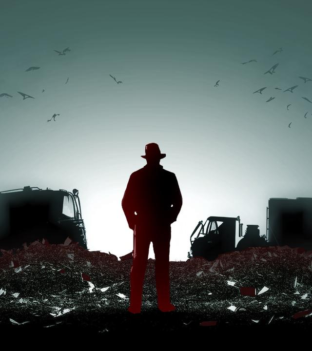 Der Umriss eines Mannes mit Hut auf einer Müllkippe bei Dunkelheit.