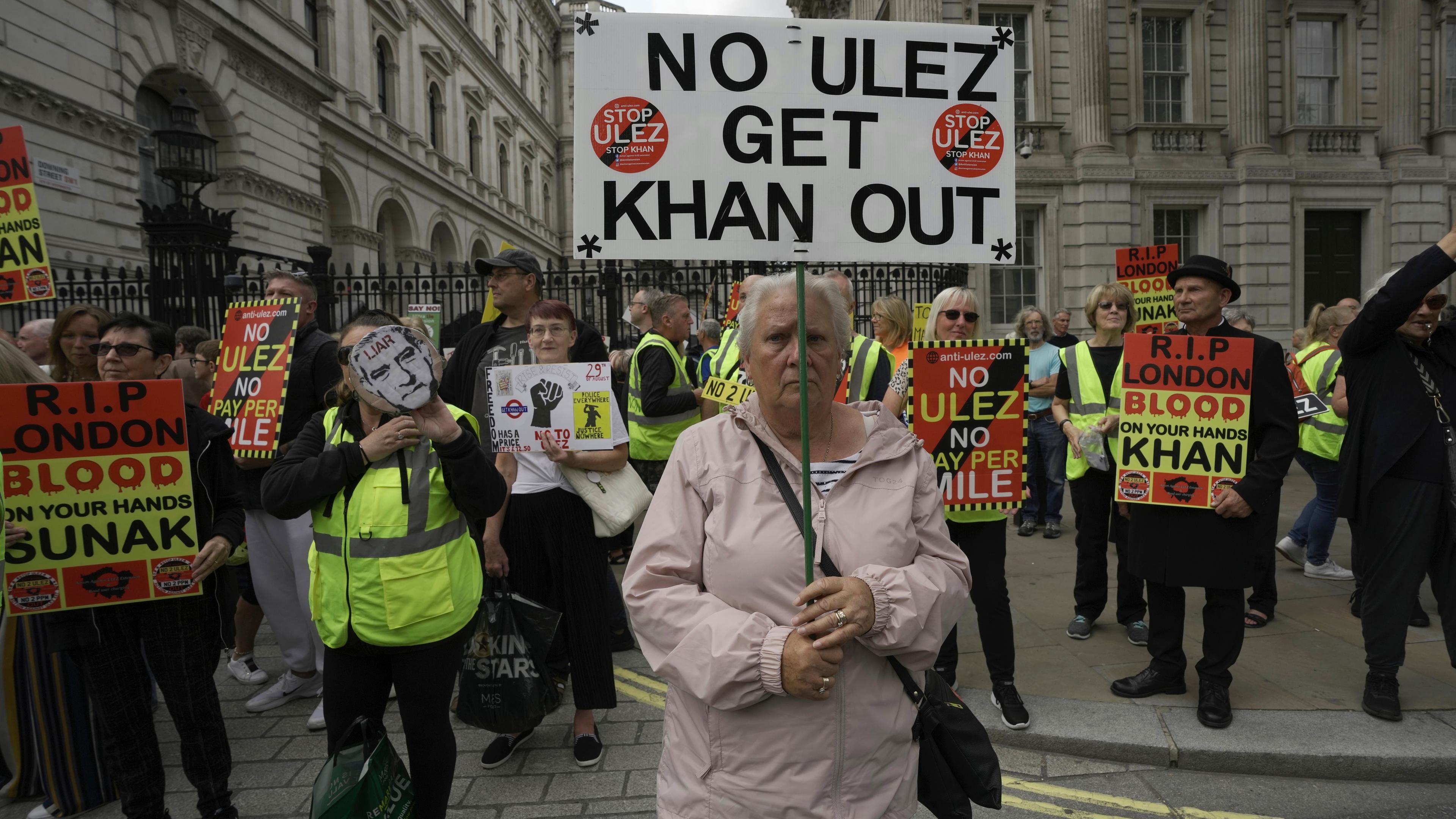 In London protestieren Bürger gegen die Ausweitung der Umweltzone für Autos.