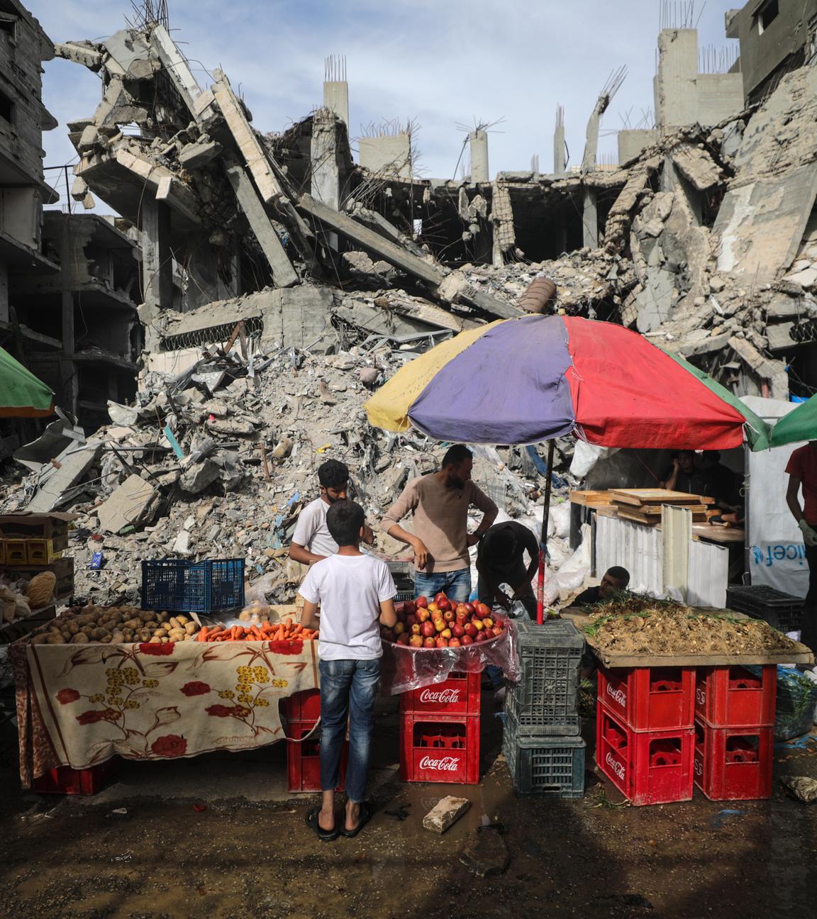 Menschen in einem Flüchtlingscamp im Gazastreifen