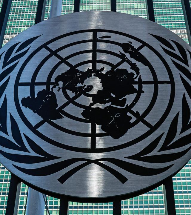 Das Logo der Vereinten Nationen (UN) ist auf einem Tor vor dem UN-Hauptquartier vor der Generalversammlung der Vereinten Nationen (UNGA) am 21. September 2025 in New York zu sehen