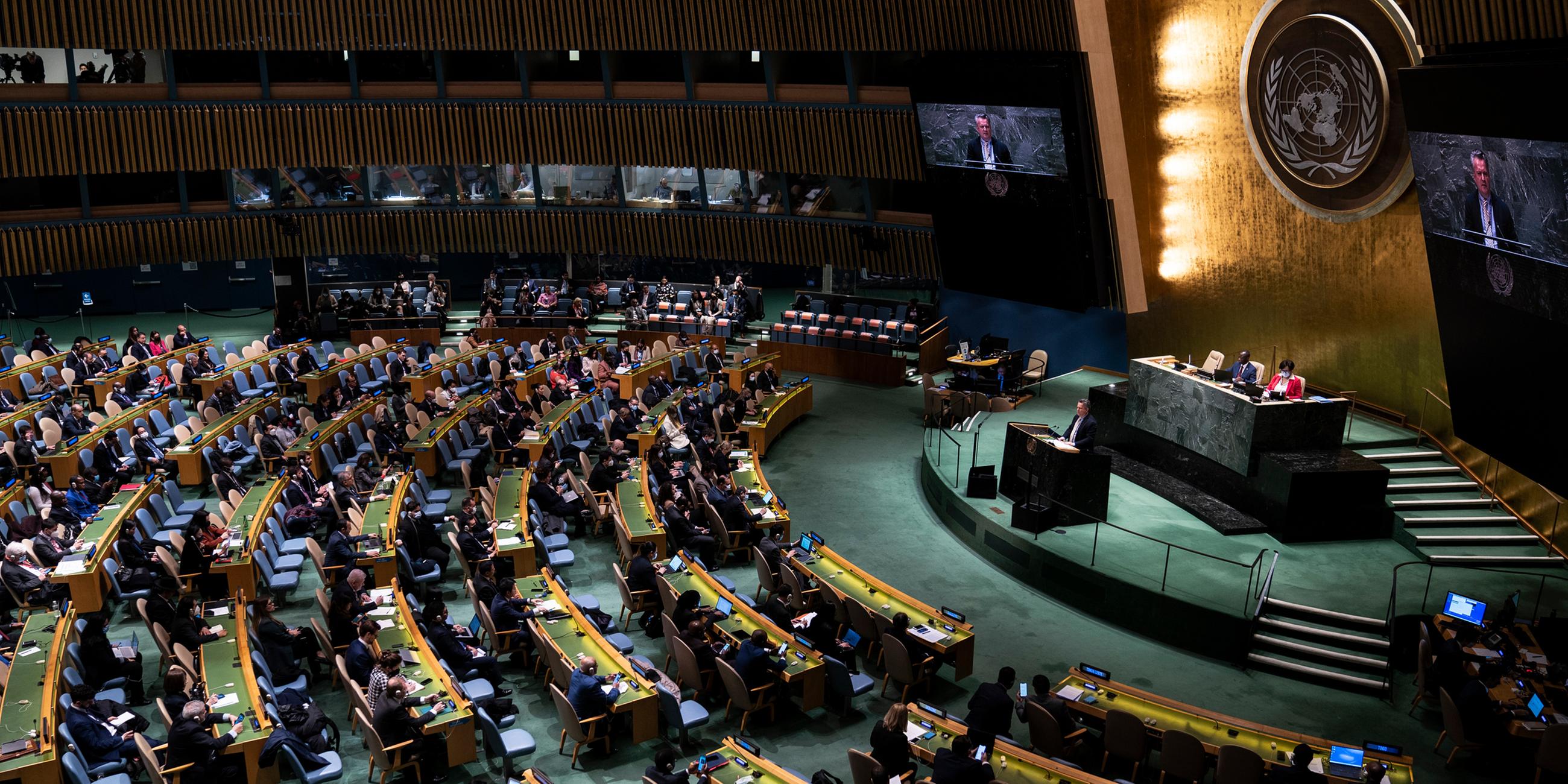 Der ukrainische Botschafter Serhij Kyslyzja spricht während einer Sitzung der UN-Generalversammlung am Sitz der Vereinten Nationen. 