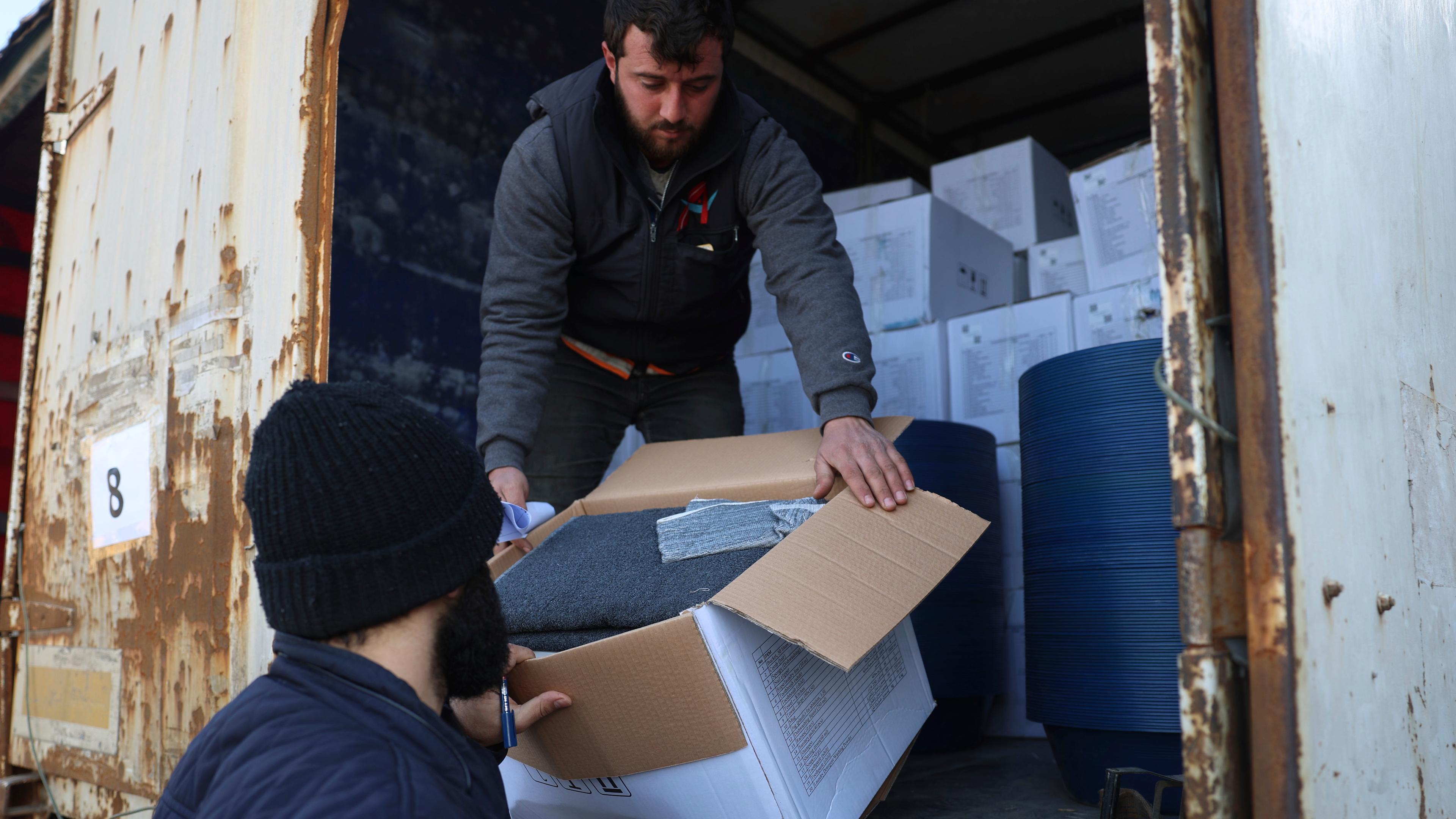 Grenzbeamte in der Türkei inspizieren einen LKW mit UN-Hilfsgütern für Syrien.