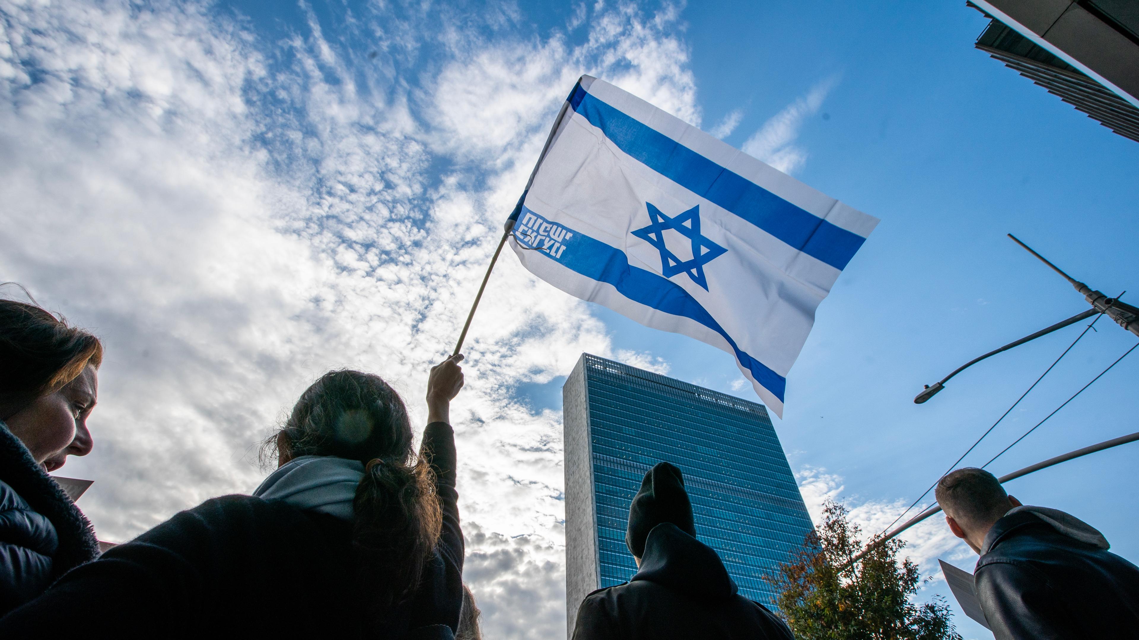 Eine Israel-Flagge vor dem UN-Hauptquartier in New York am 24. Oktober