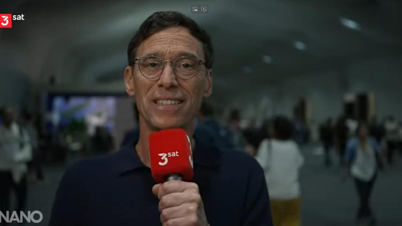 Screenshot Youtube 3sat "Nano"-Livestream von der UN-Klimakonferenz: Moderator Gregor Steinbrenner mit Mikrofon