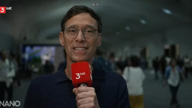 Screenshot Youtube 3sat "Nano"-Livestream von der UN-Klimakonferenz: Moderator Gregor Steinbrenner mit Mikrofon