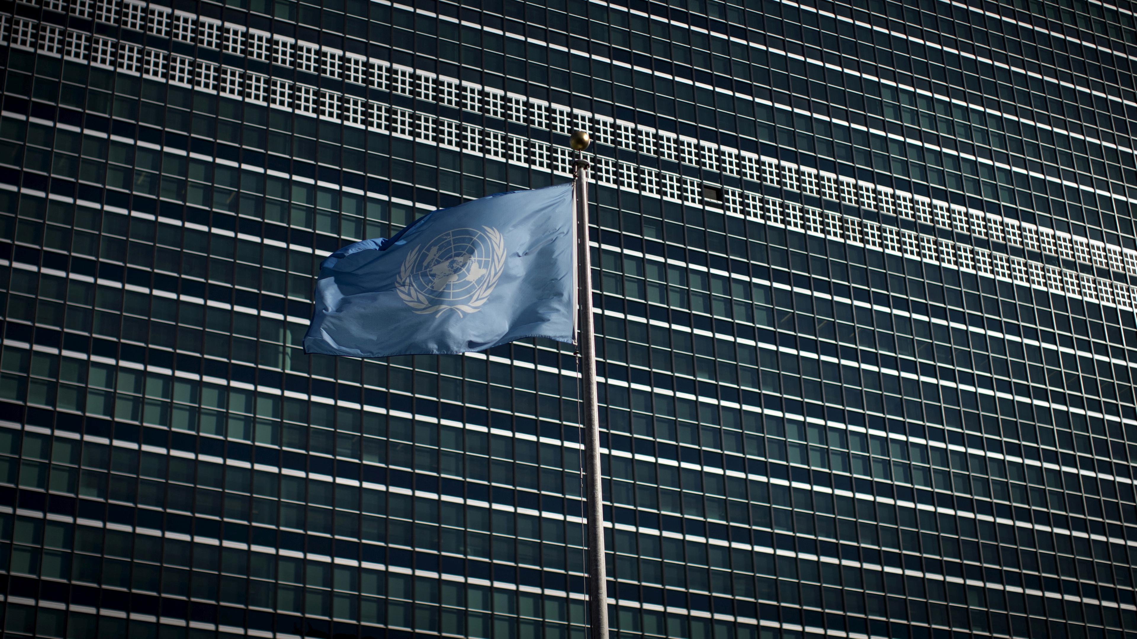 Die Flagge der Vereinten Nationen weht vor einem Gebäude der Organisation in New York.