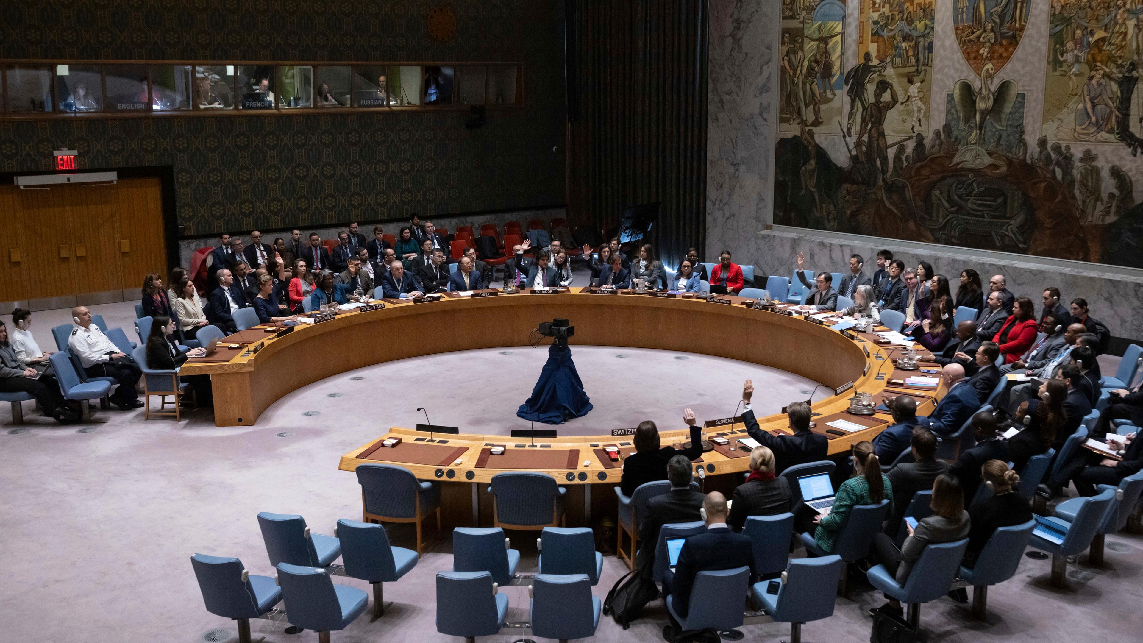 USA, New York: Vertreter der Mitgliedsländer stimmen während einer Sitzung des Sicherheitsrates im Hauptquartier der Vereinten Nationen ab.