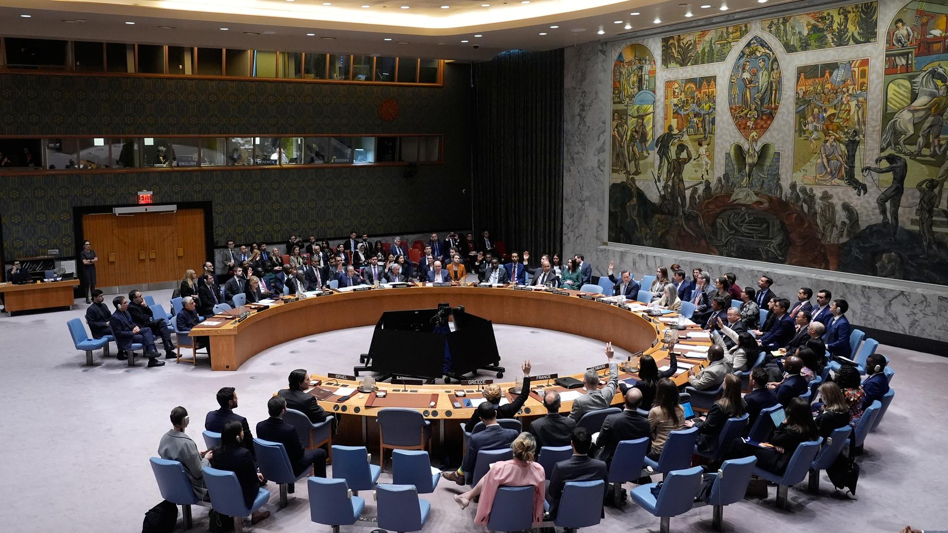 Mitglieder des Sicherheitsrats stimmen im Hauptquartier der Vereinten Nationen über eine Resolution ab. 